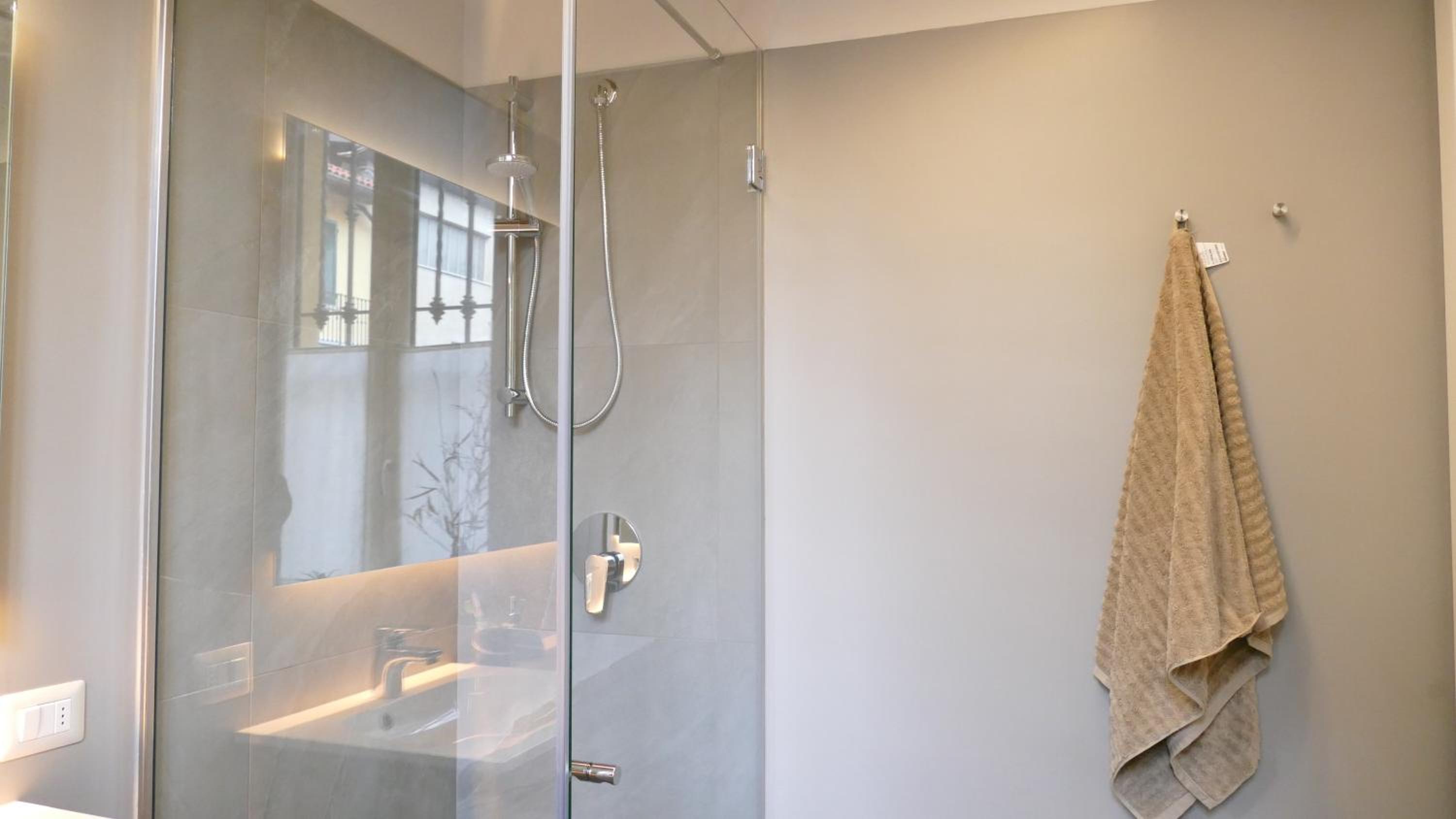 Casa25- Convenient location to Miland Centre & Como Lake! view 5