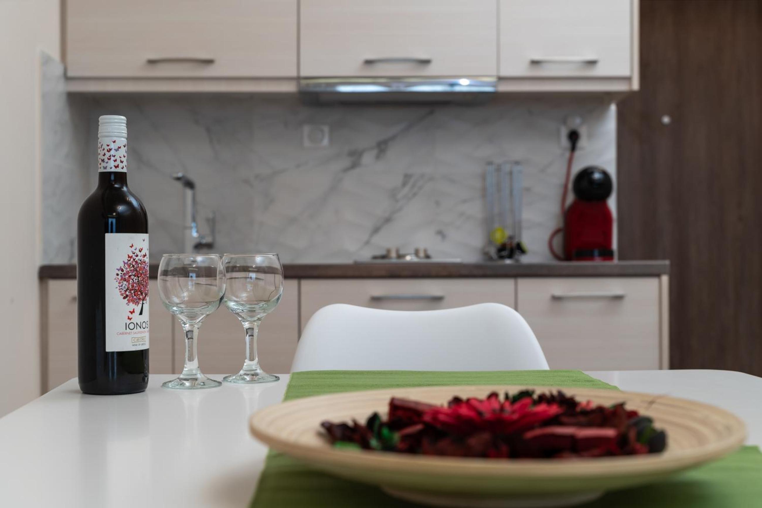 Amazing Apartments @ Aiolou Str.