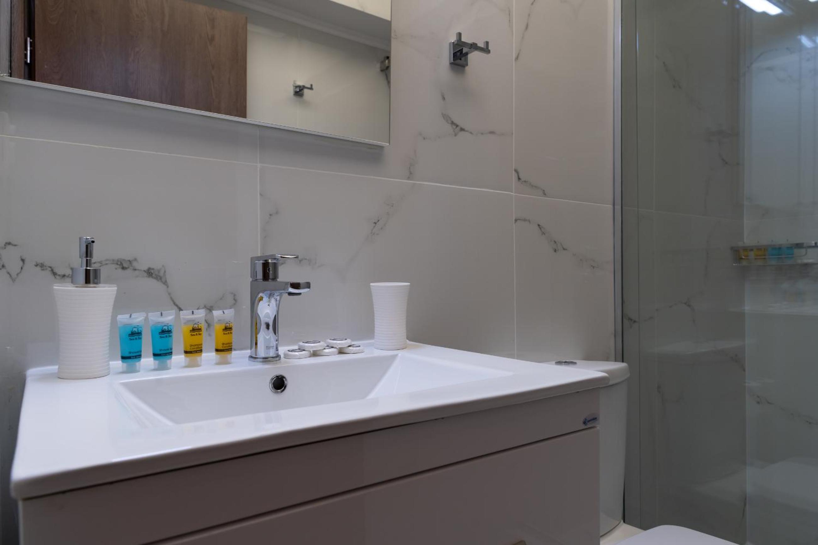 Amazing Apartments @ Aiolou Str.