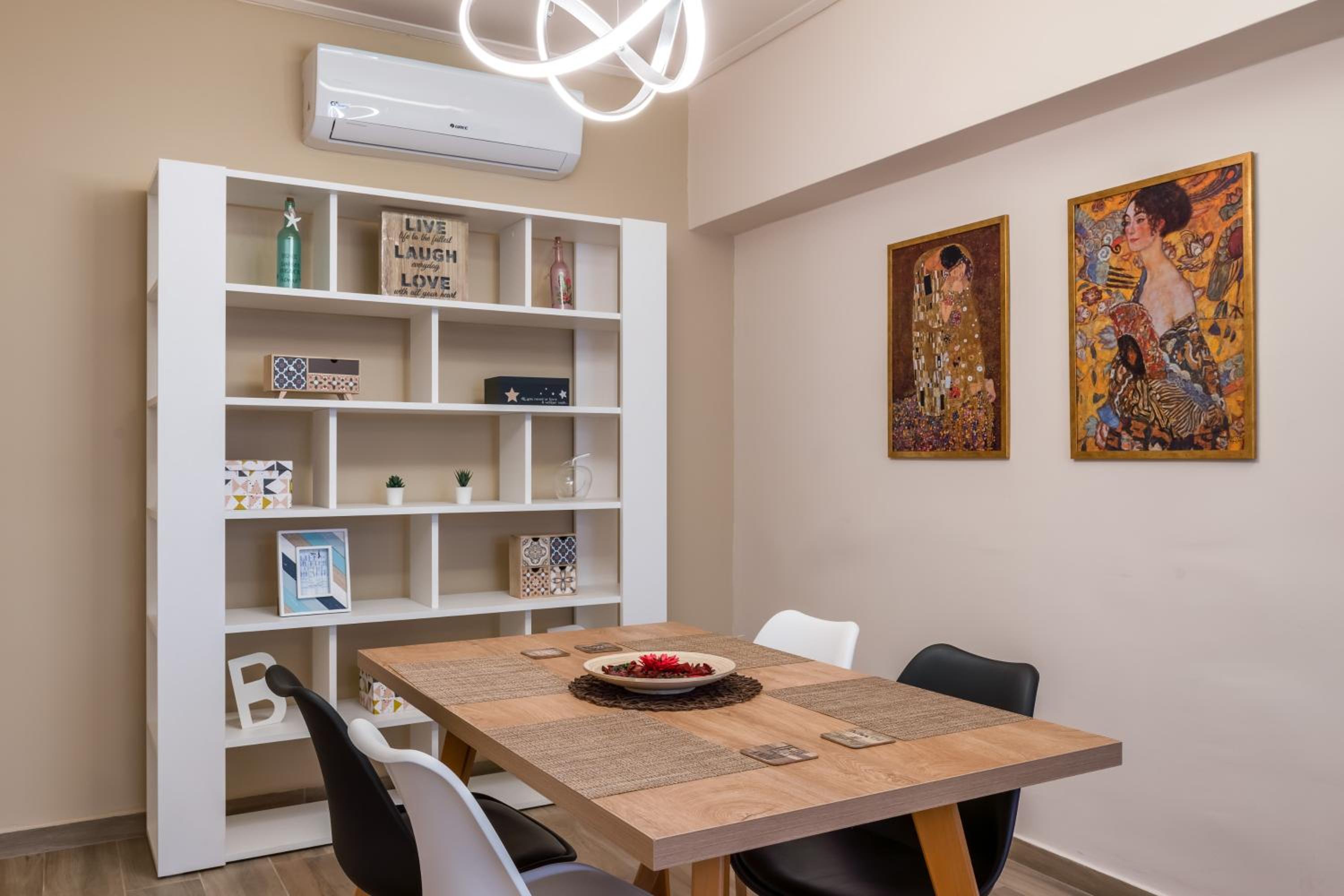 Amazing Apartments @ Aiolou Str.