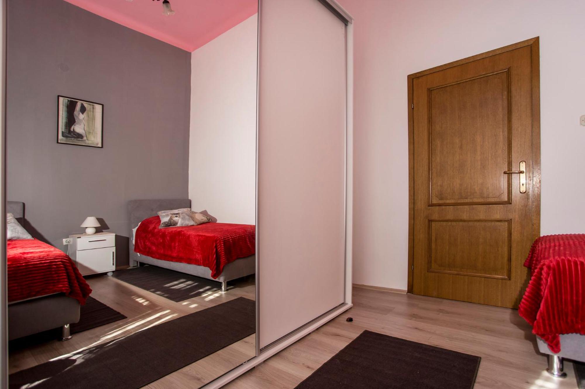 emanuel apartman