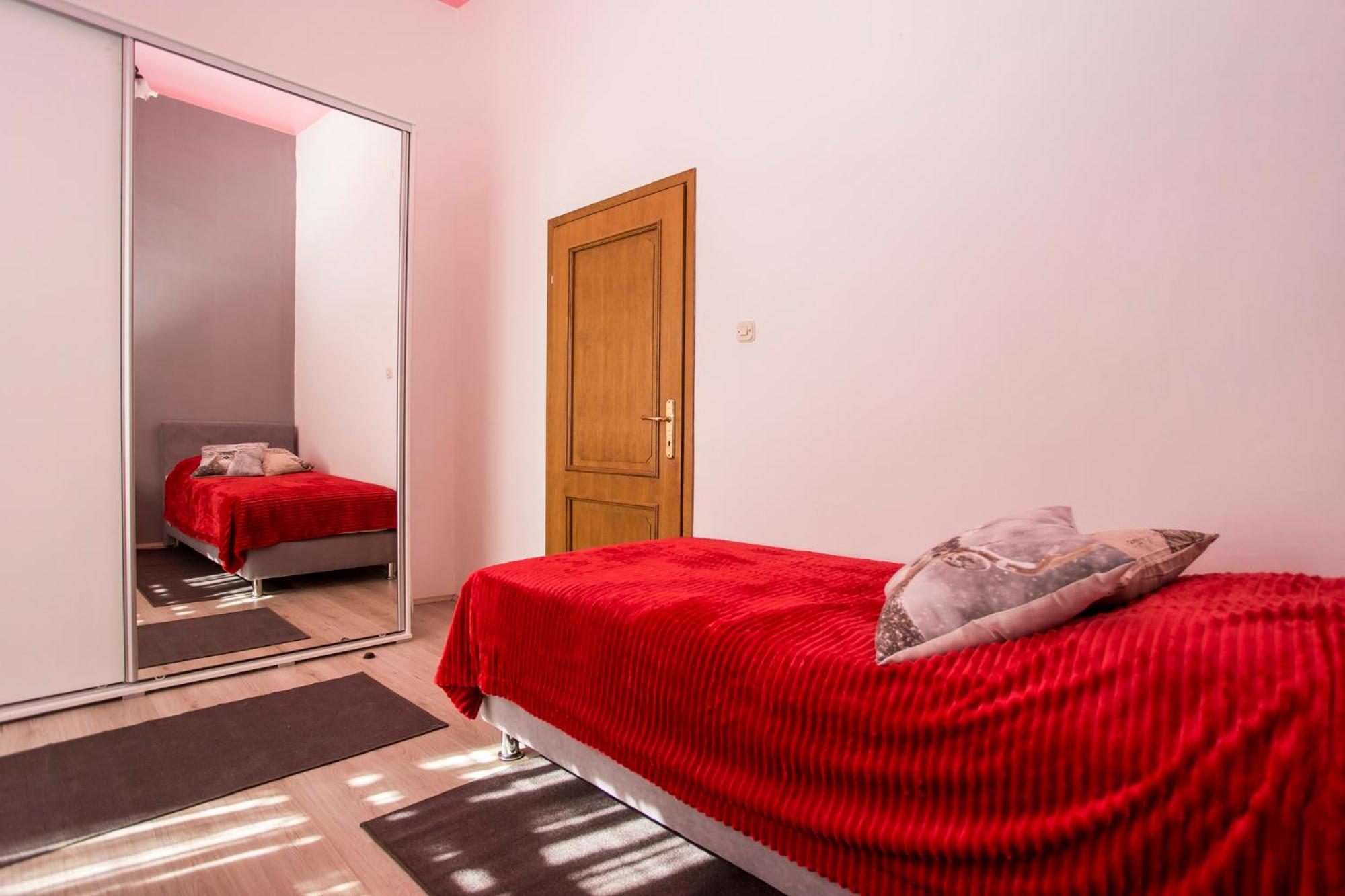 emanuel apartman