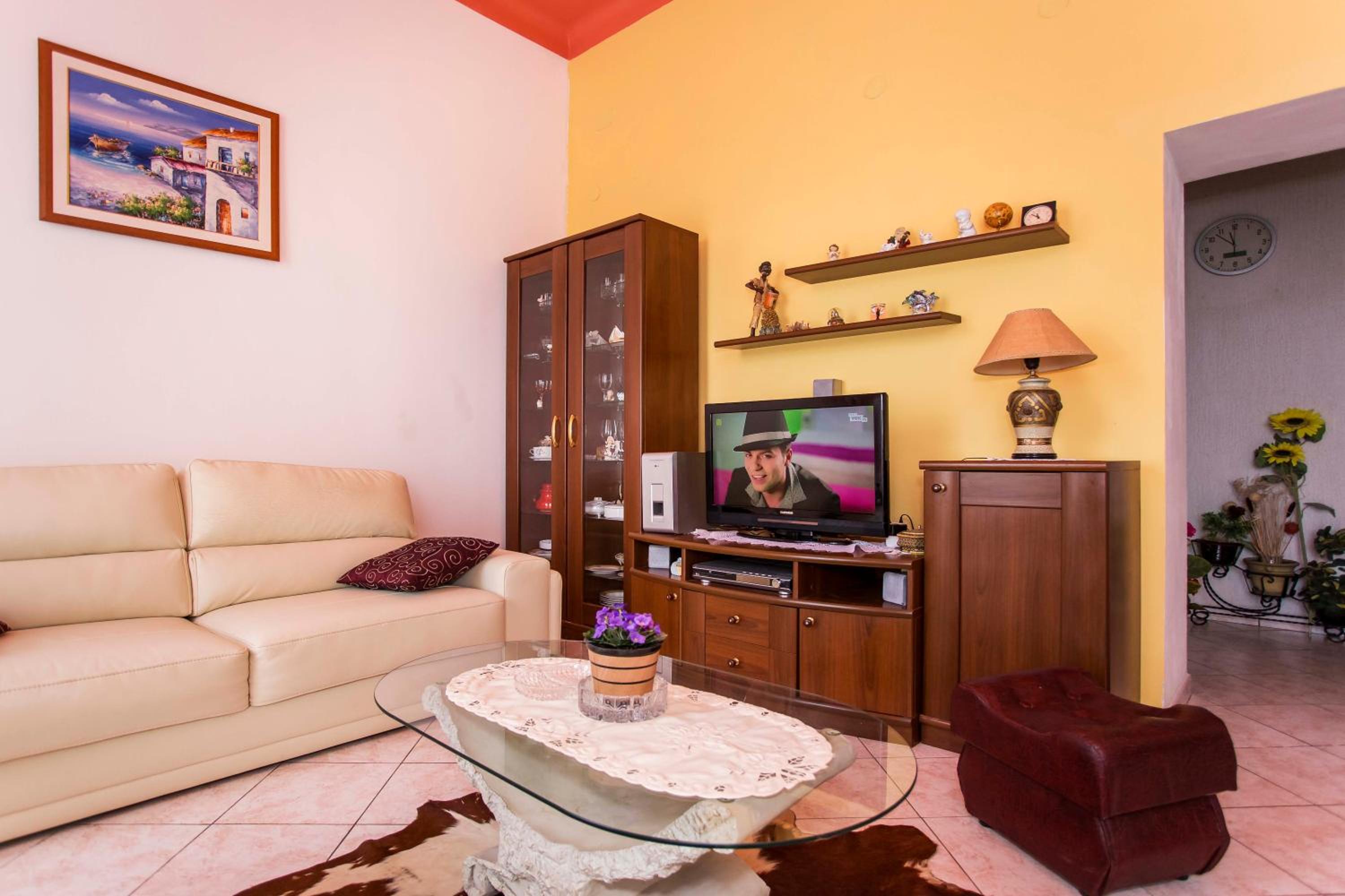 emanuel apartman