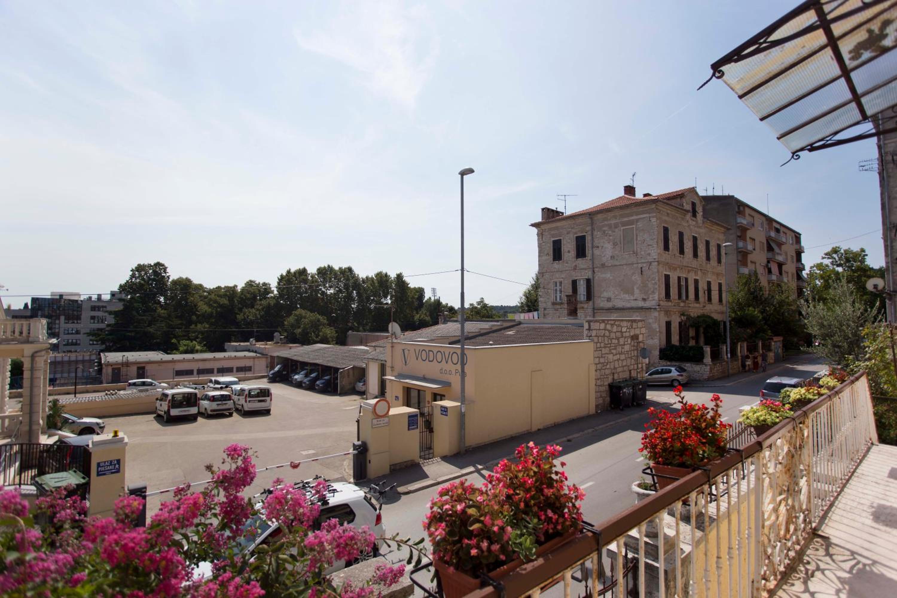 emanuel apartman