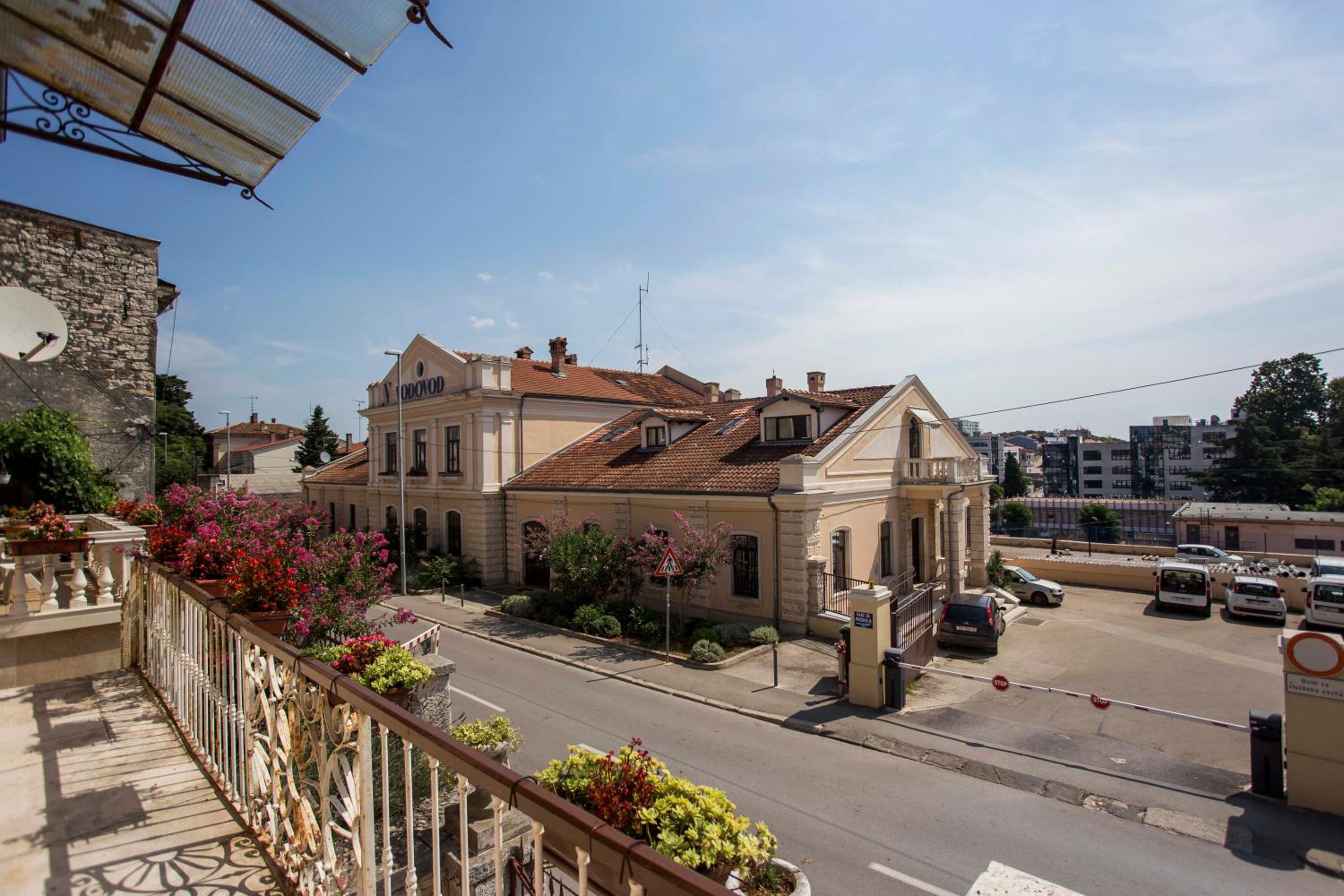 emanuel apartman