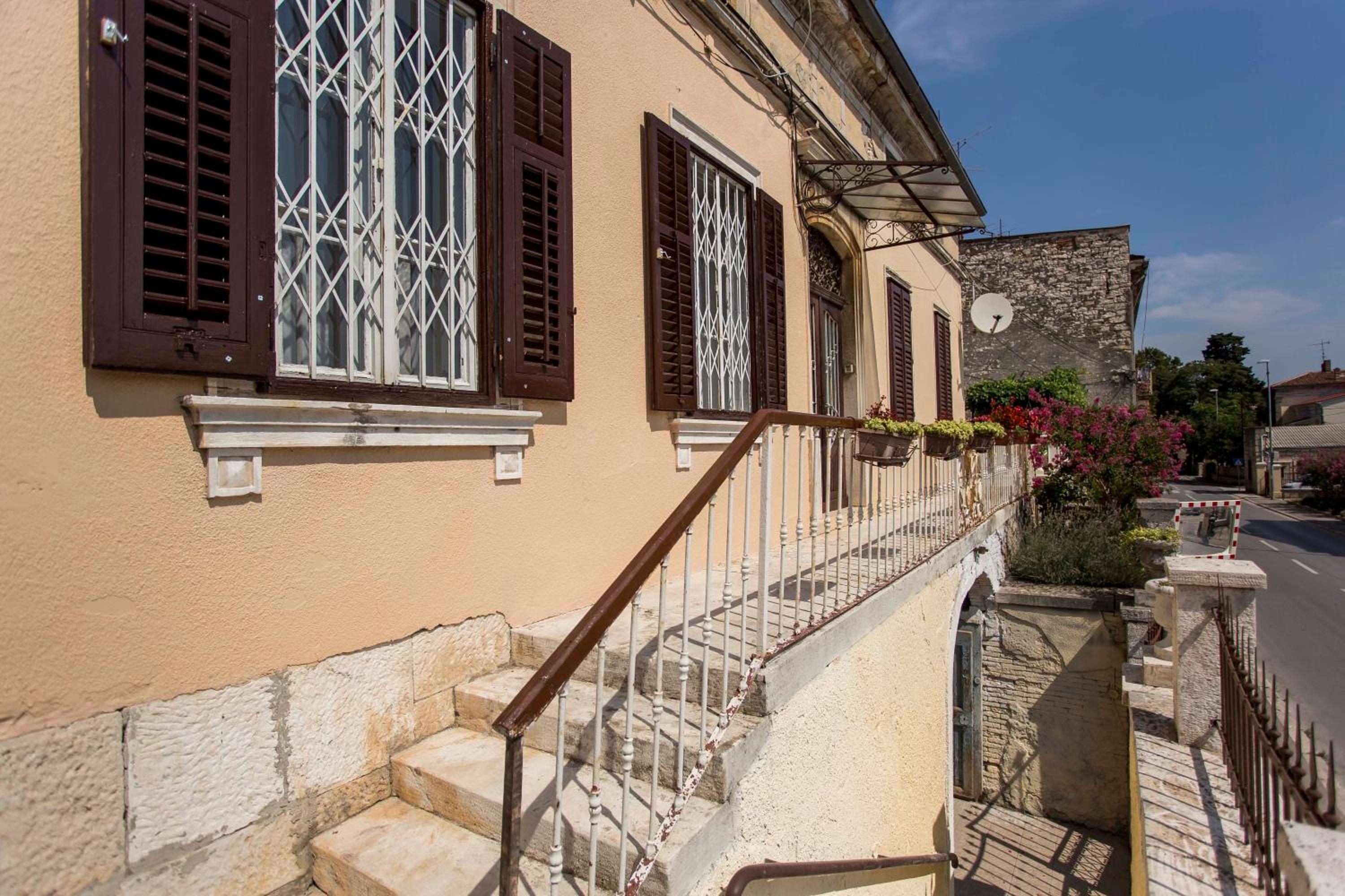 emanuel apartman