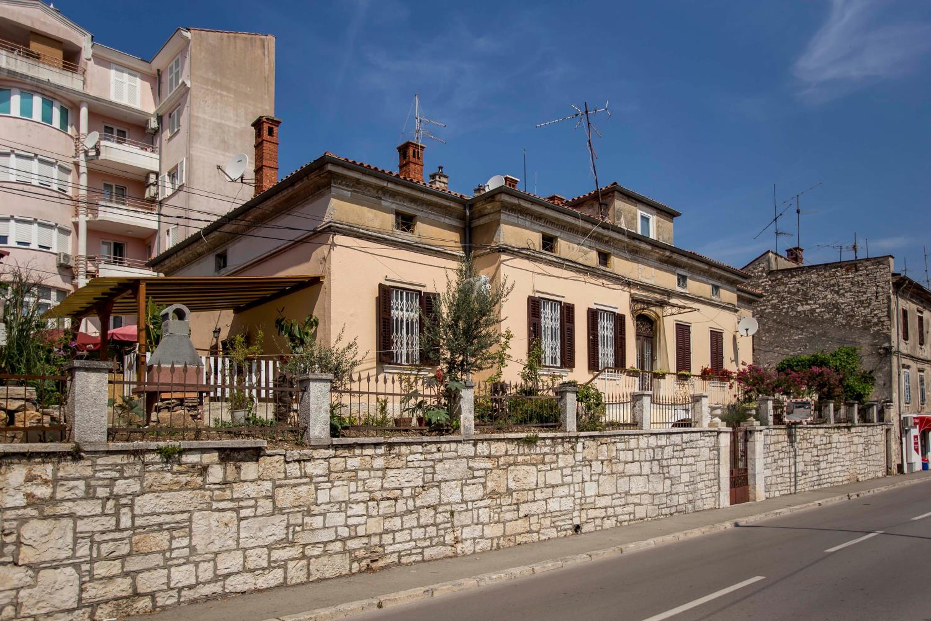 emanuel apartman