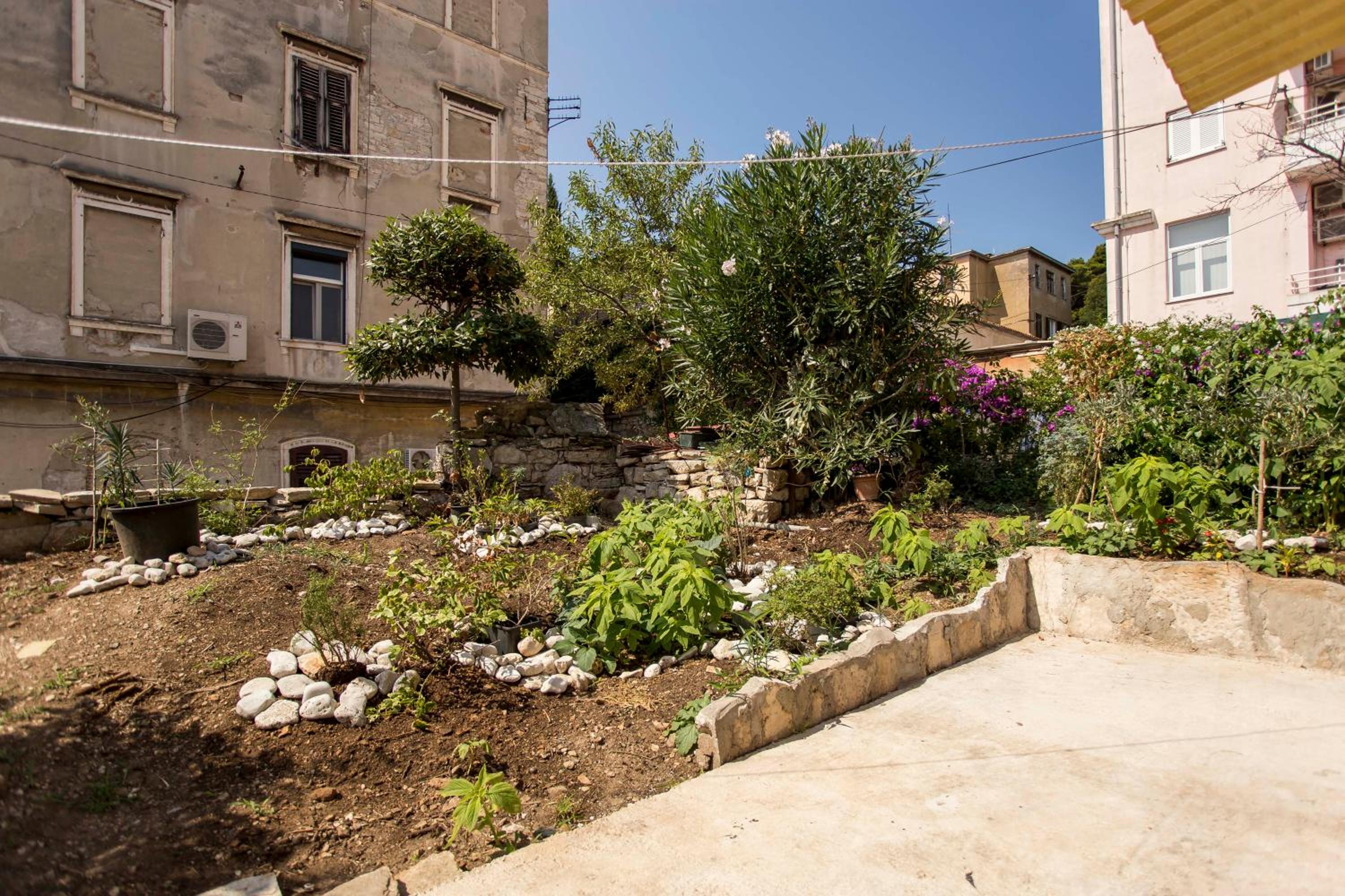 emanuel apartman