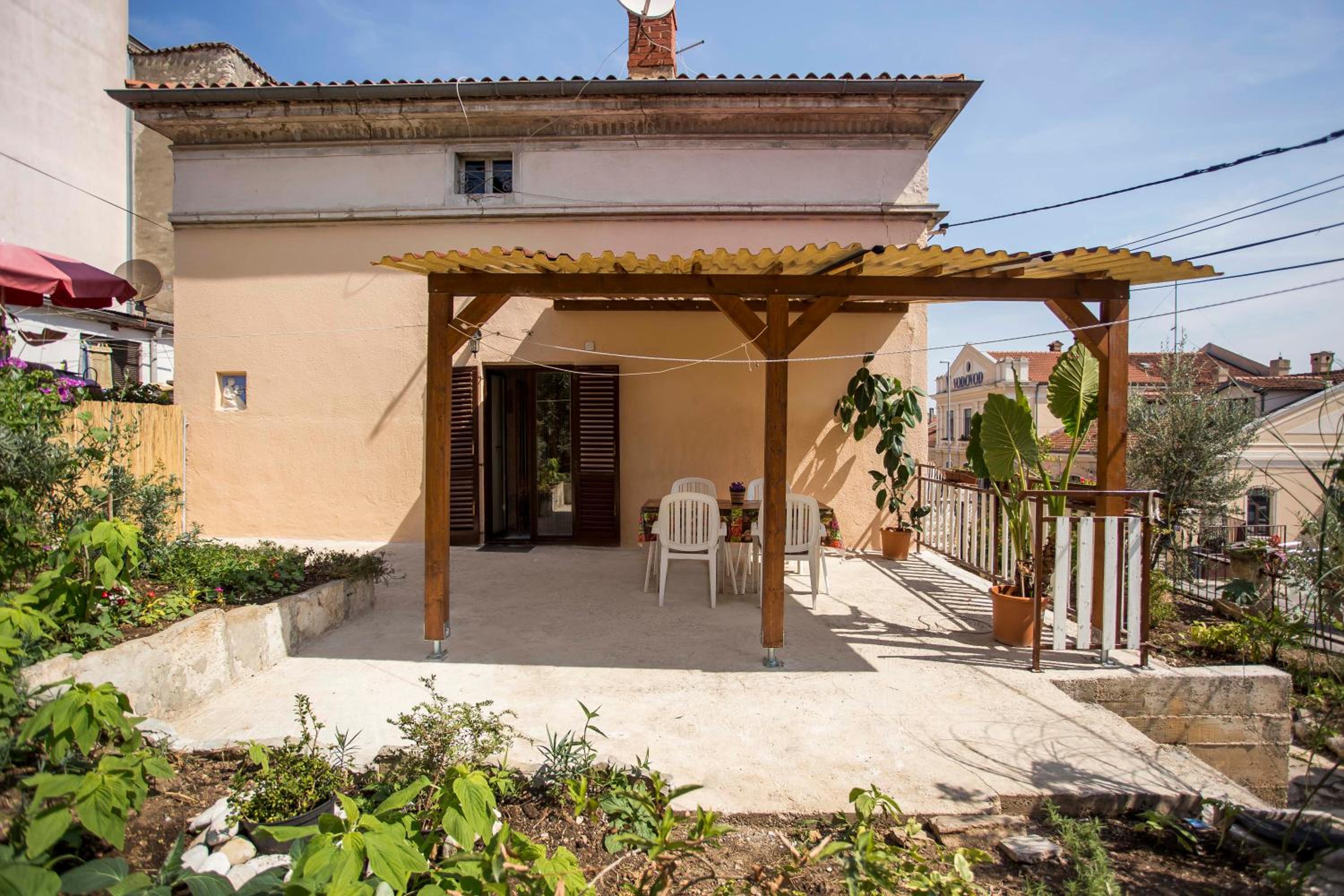 emanuel apartman
