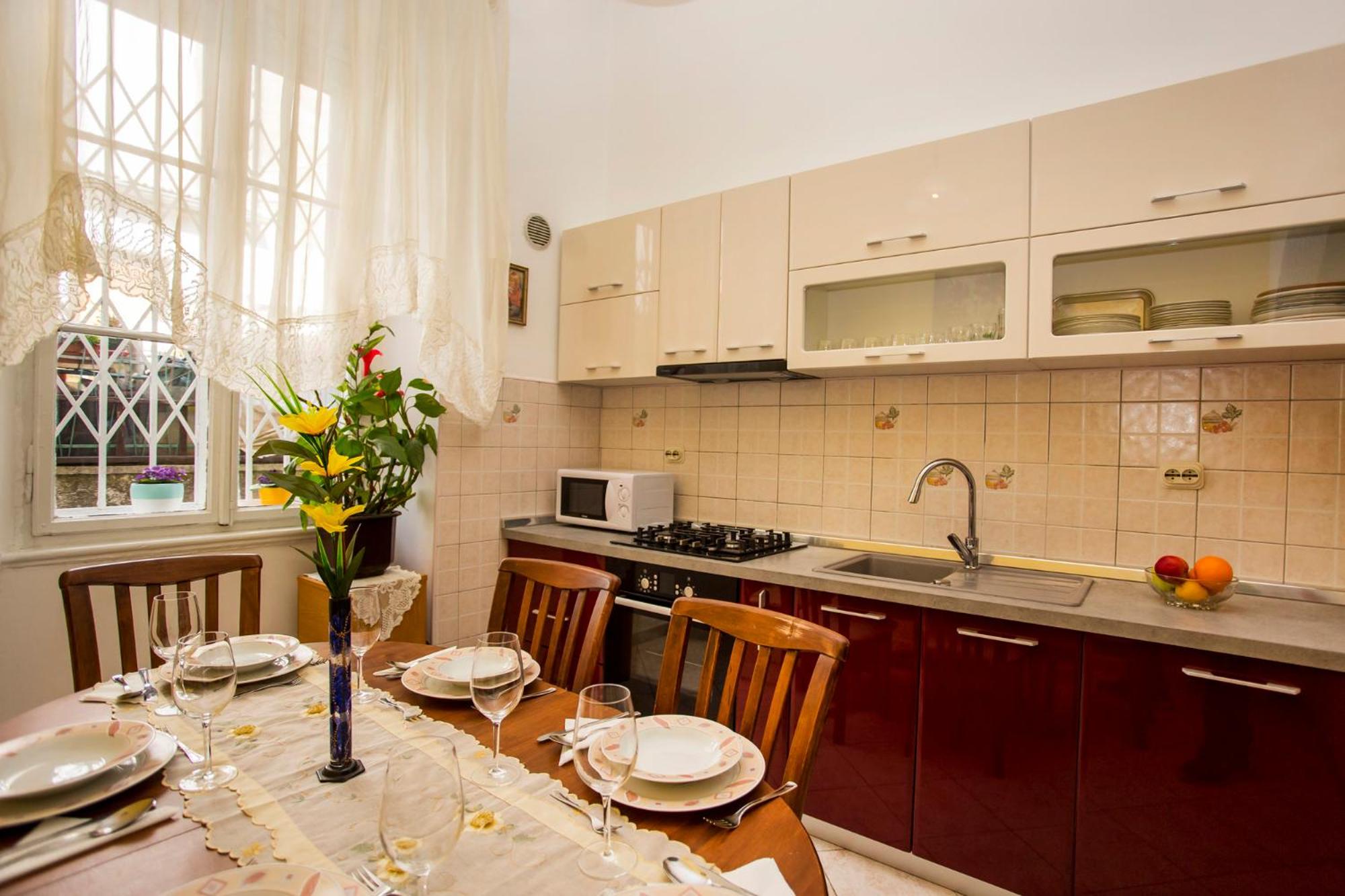 emanuel apartman