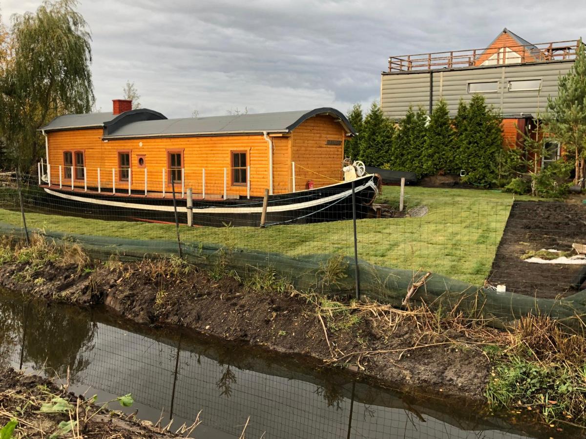 Dutch hausboat "MOLENDIEP" built 1909 view 4