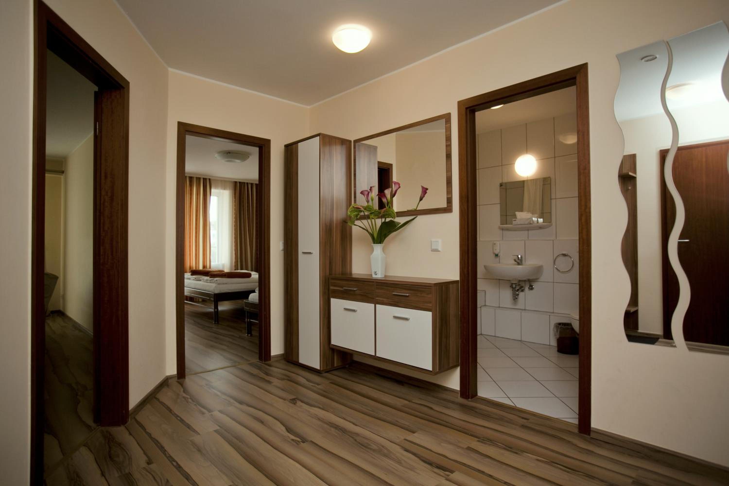 Apartments Atomis Hotel Düsseldorf City - Image 4