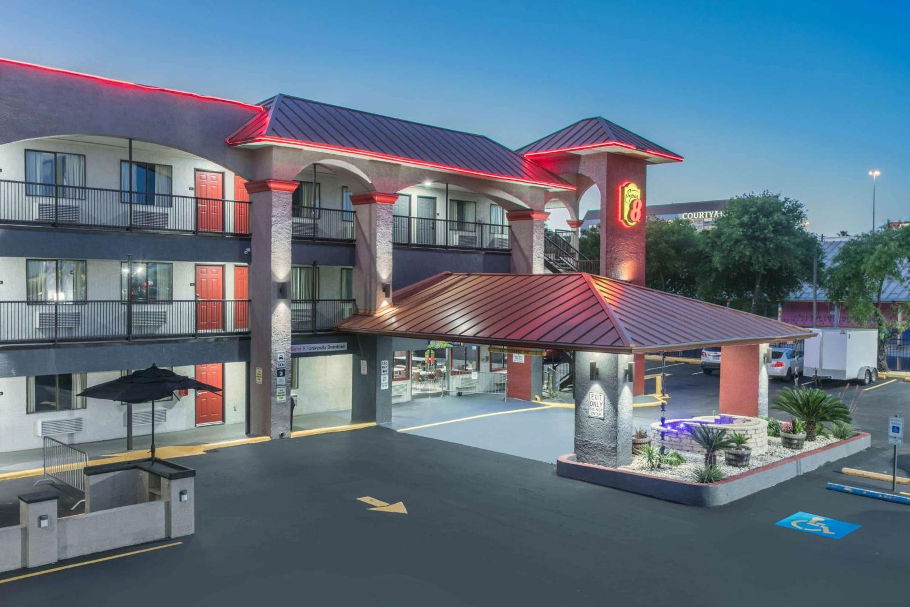 Super 8 by Wyndham Austin University/Downtown Area-0