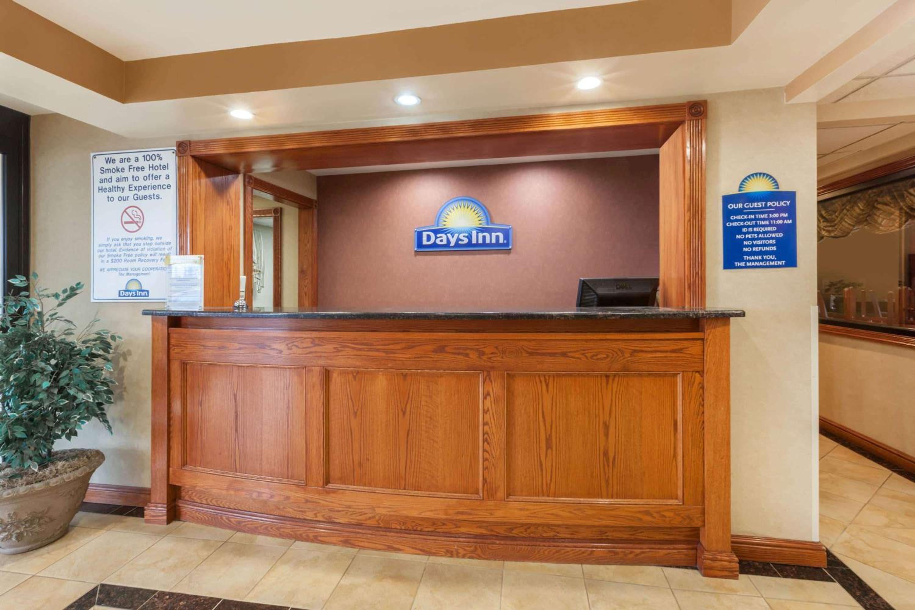 Econo Lodge Woodbridge view 5