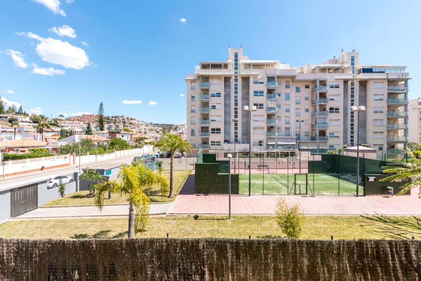 COMFORTABLE, CLOSE TO THE BEACH, POOL, NEW, PADDLE