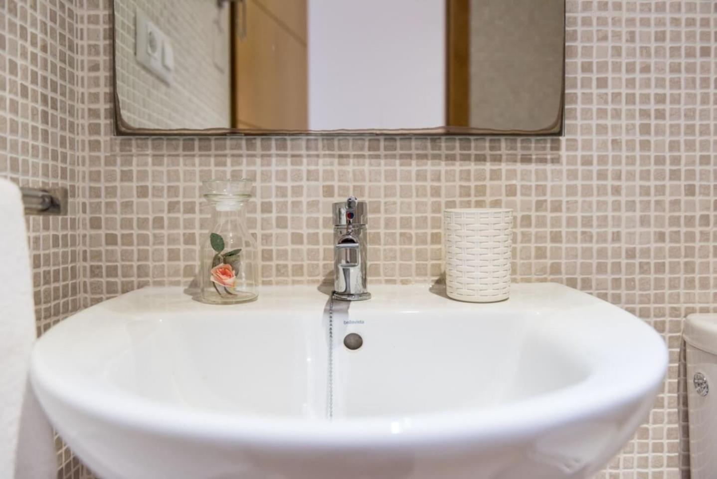 COMFORTABLE, CLOSE TO THE BEACH, POOL, NEW, PADDLE