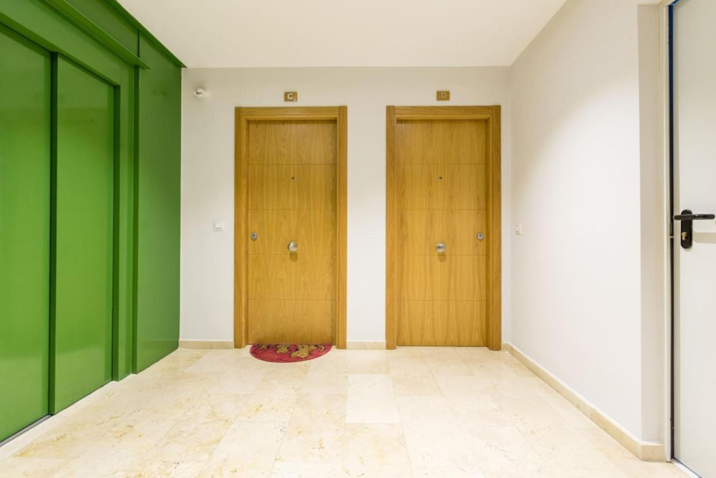 COMFORTABLE, CLOSE TO THE BEACH, POOL, NEW, PADDLE