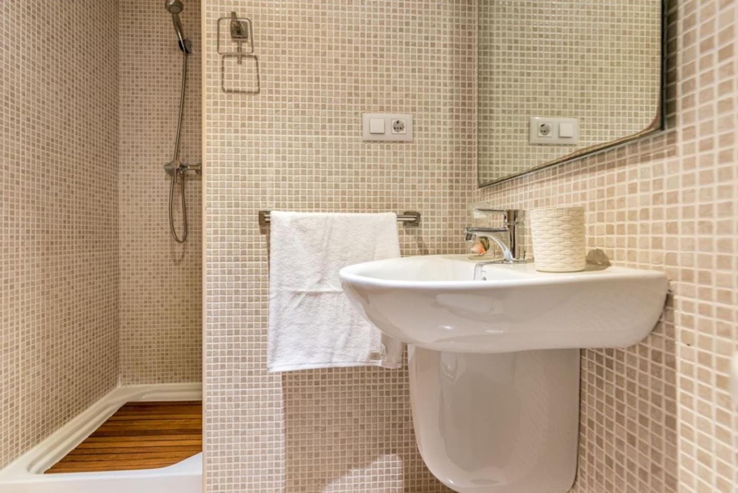 COMFORTABLE, CLOSE TO THE BEACH, POOL, NEW, PADDLE