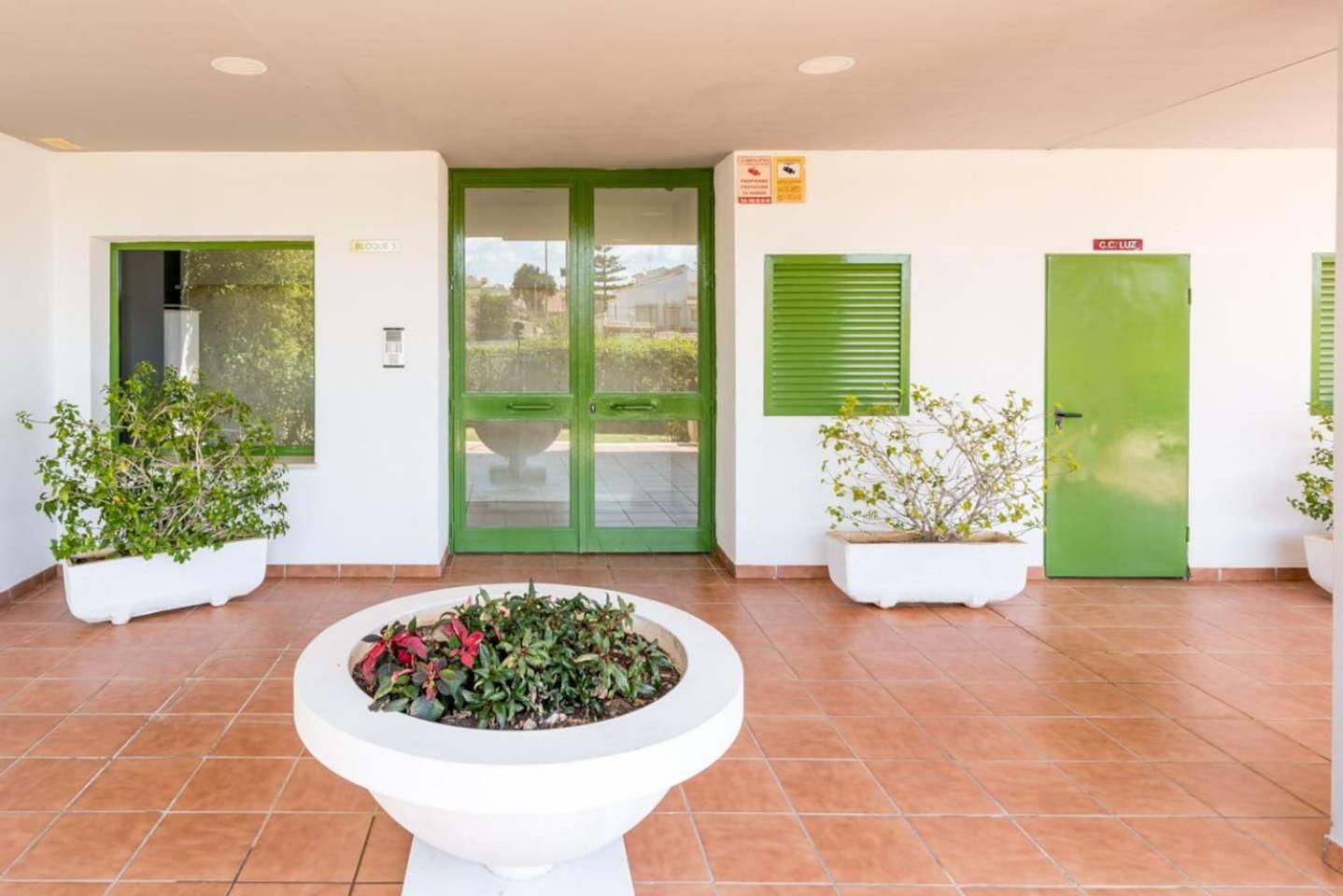 COMFORTABLE, CLOSE TO THE BEACH, POOL, NEW, PADDLE