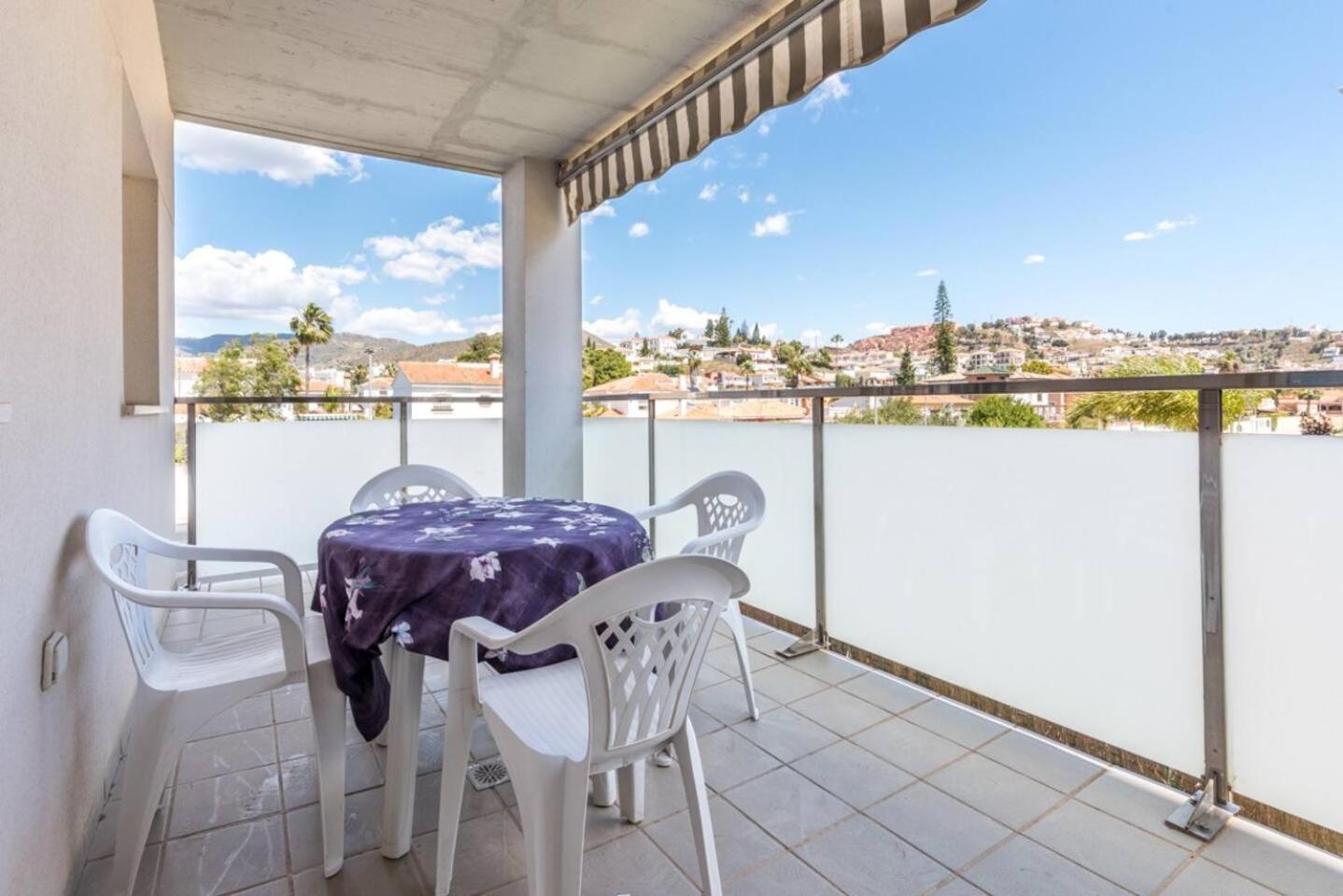 COMFORTABLE, CLOSE TO THE BEACH, POOL, NEW, PADDLE