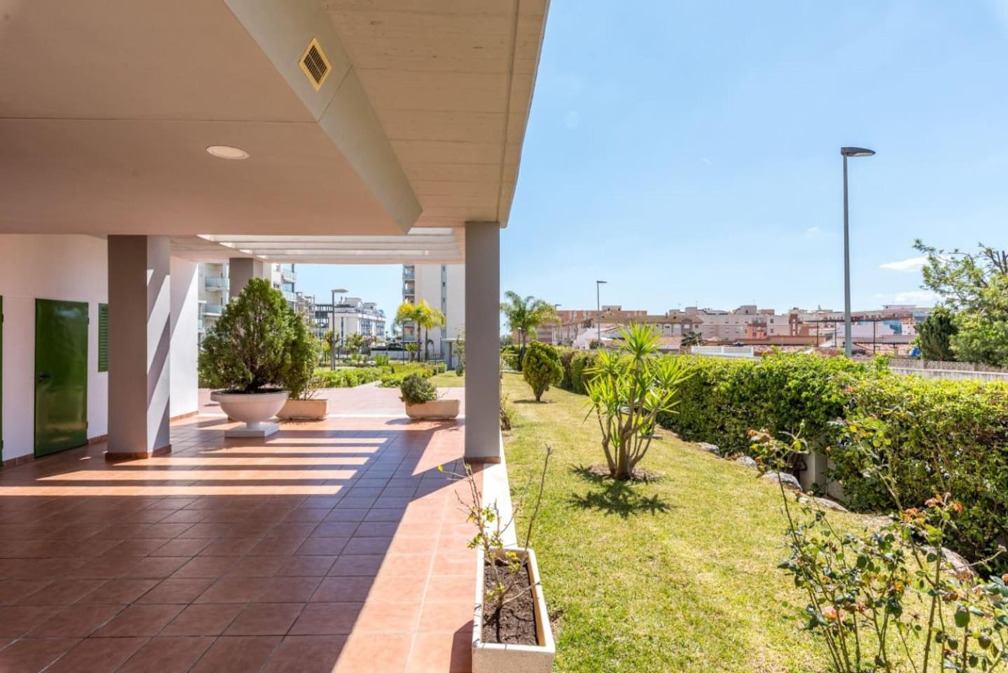 COMFORTABLE, CLOSE TO THE BEACH, POOL, NEW, PADDLE