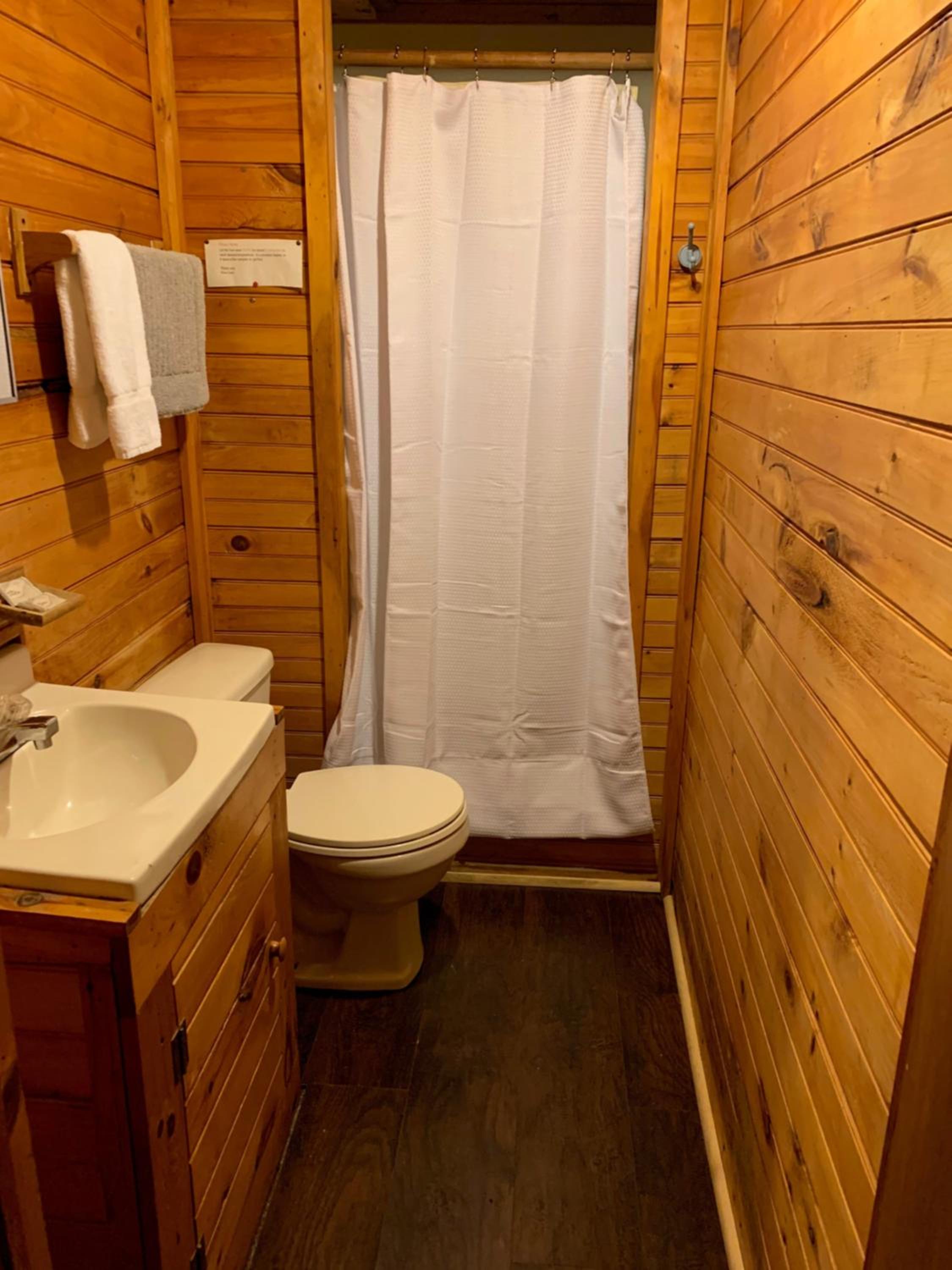 Pine Crest Motel & Cabins