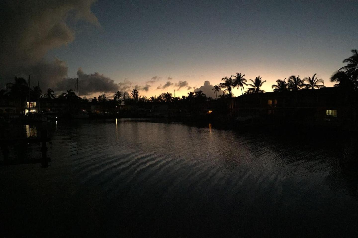 Luxury Waterfront Villa 431F Starlink Wifi