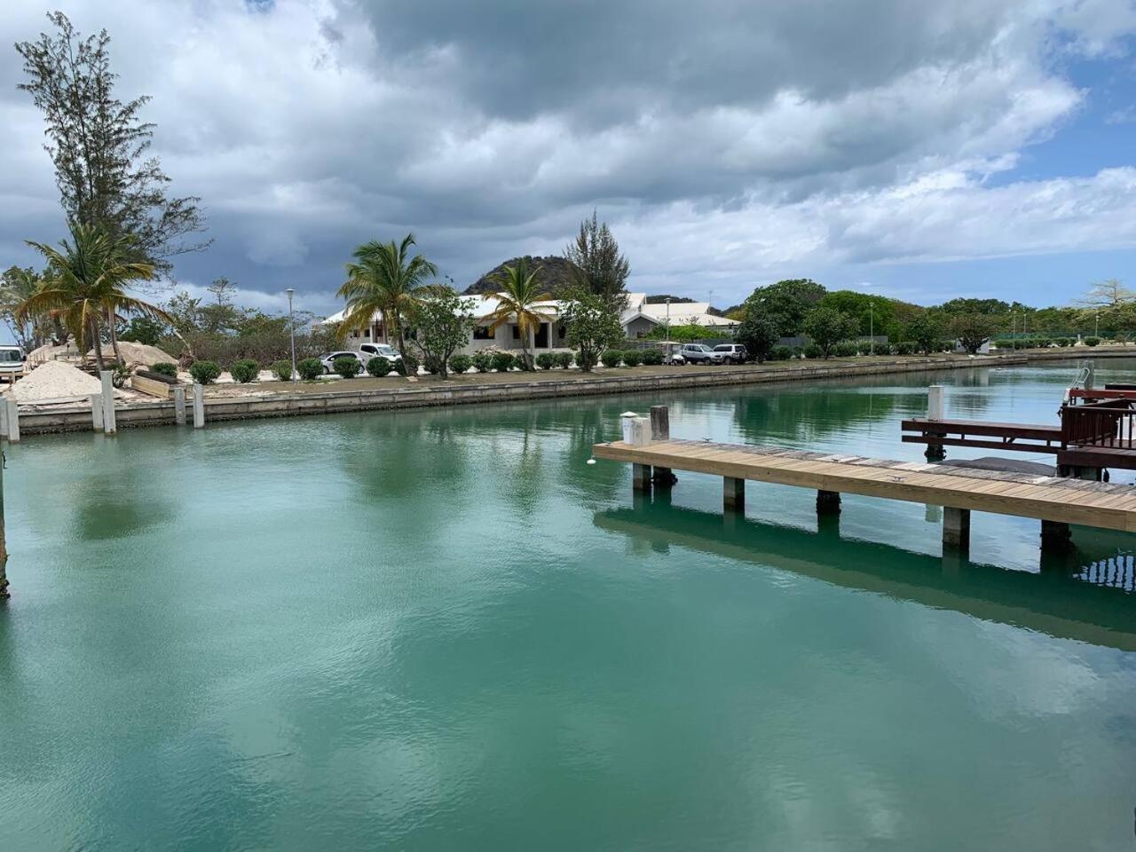 Luxury Waterfront Villa 431F Starlink Wifi