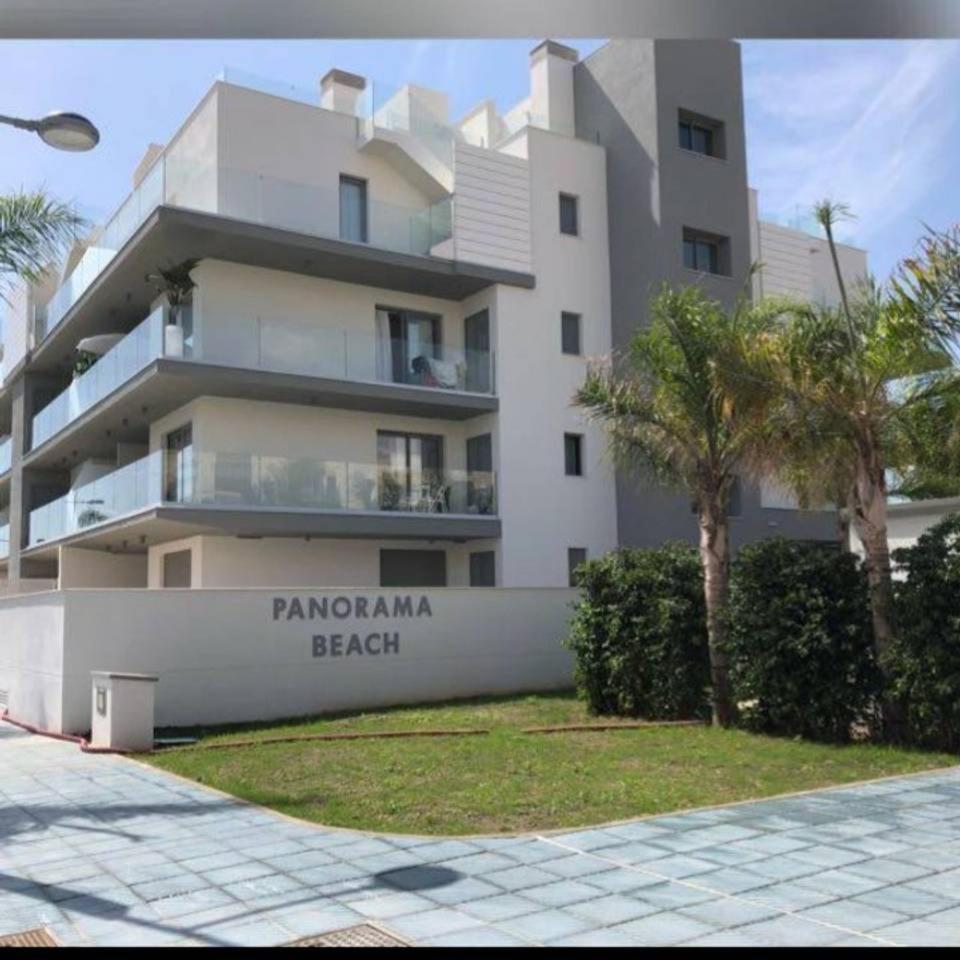Apartamento en primera línea de playa, con piscina y garaje en Torrox Costa view 2