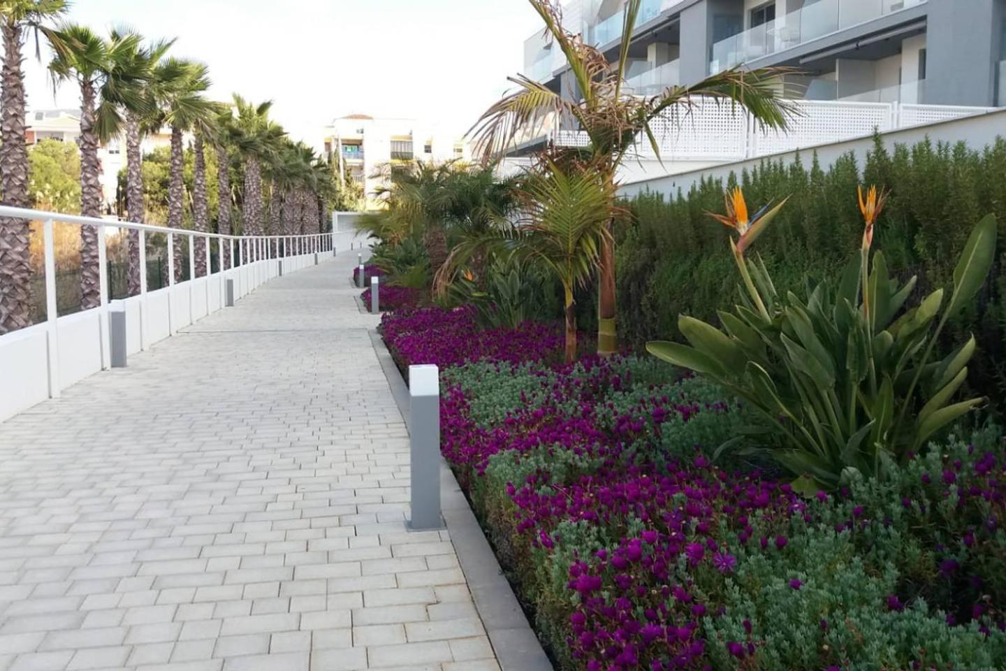 Apartamento en primera línea de playa, con piscina y garaje en Torrox Costa view 3
