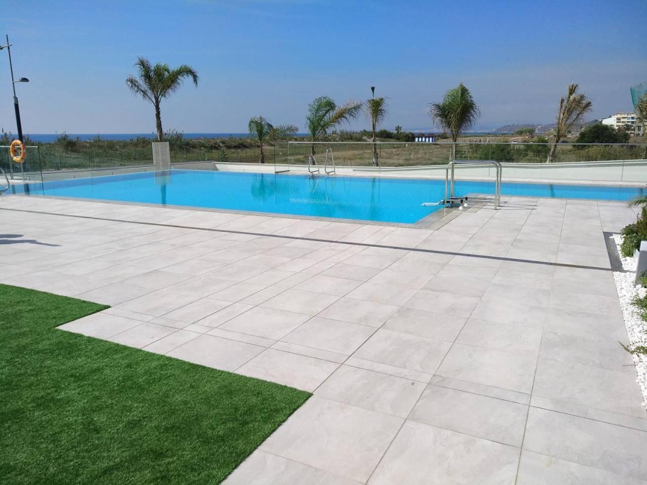 Apartamento en primera línea de playa, con piscina y garaje en Torrox Costa view 5