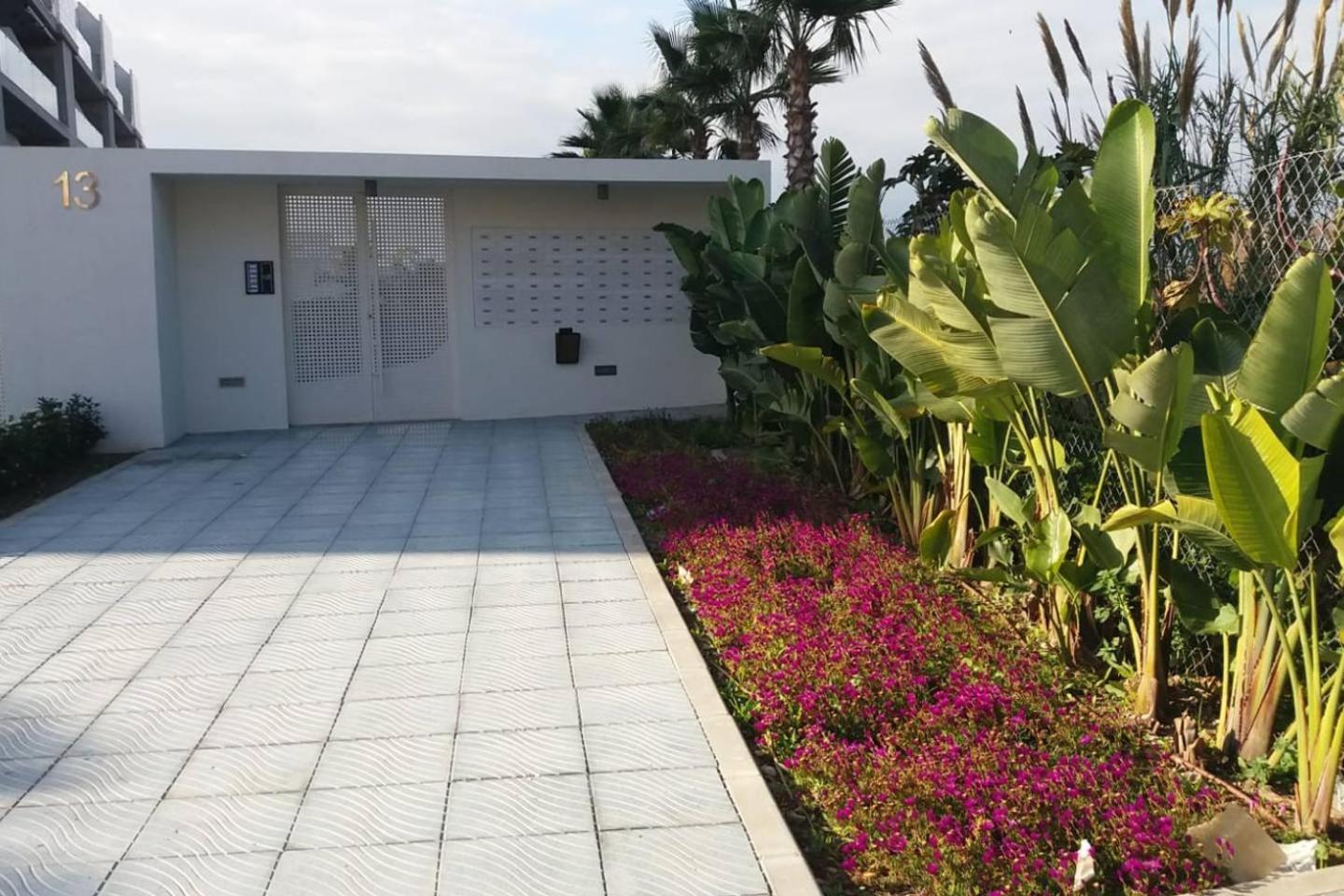 Apartamento en primera línea de playa, con piscina y garaje en Torrox Costa view 4