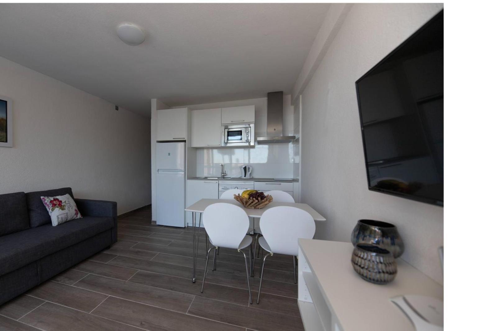 Modern Apartment with pool and Wifi