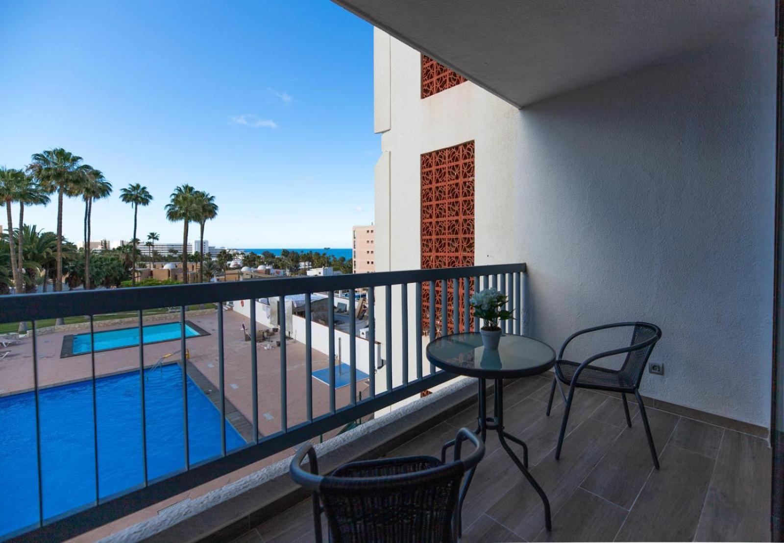 Modern Apartment with pool and Wifi