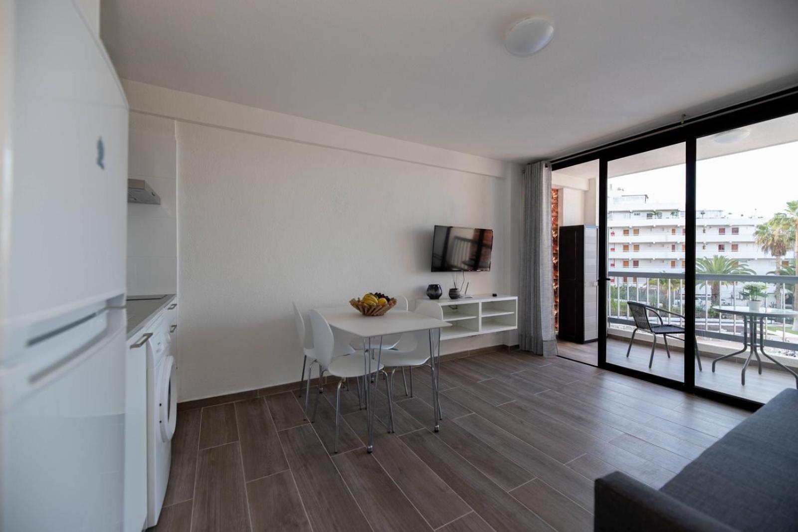 Modern Apartment with pool and Wifi