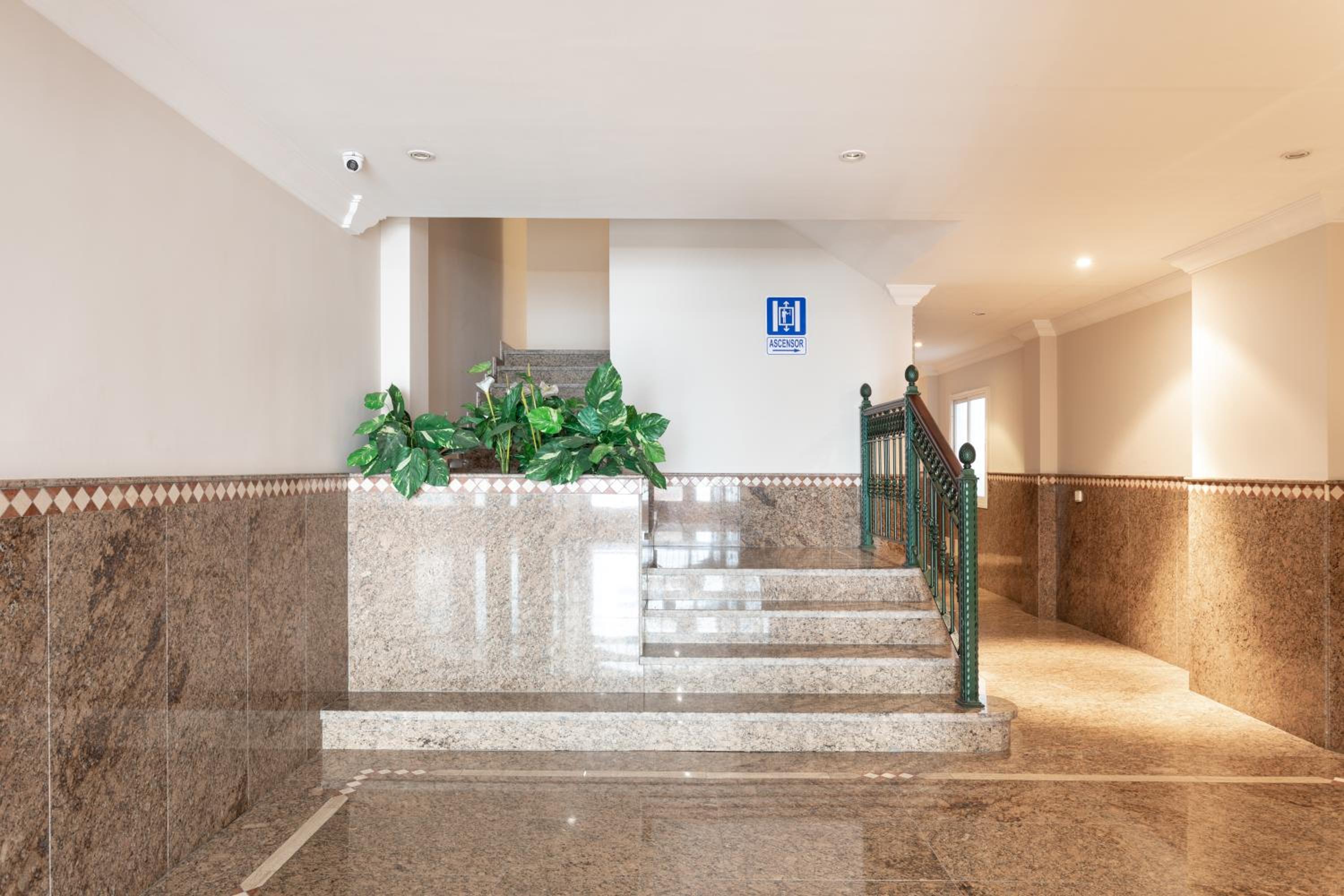 Rooms & Suites Loft 2H - Central Arrecife, Lanzarote - Free Parking view 3