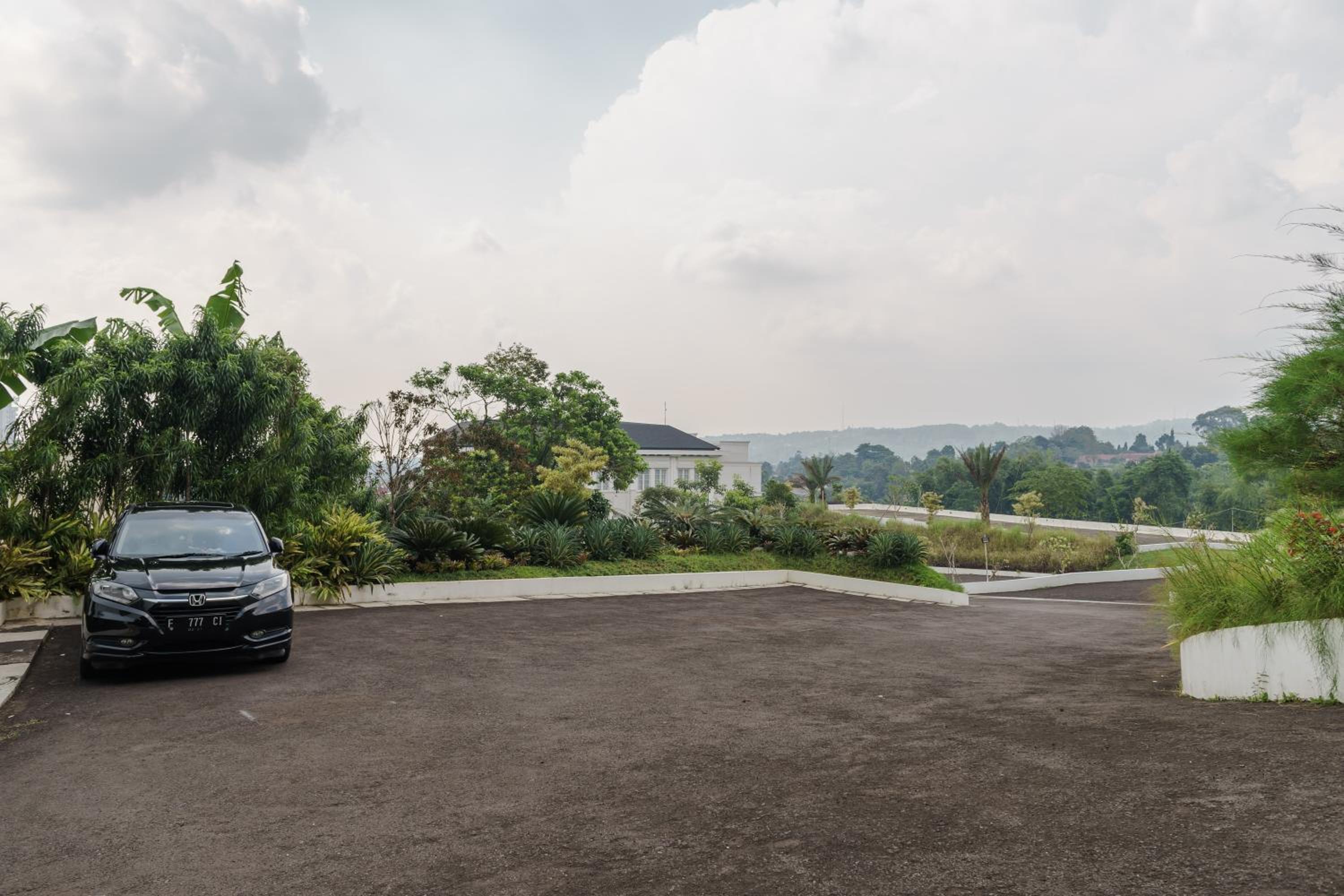 RedDoorz Plus near Exit Toll Puncak 2 view 4