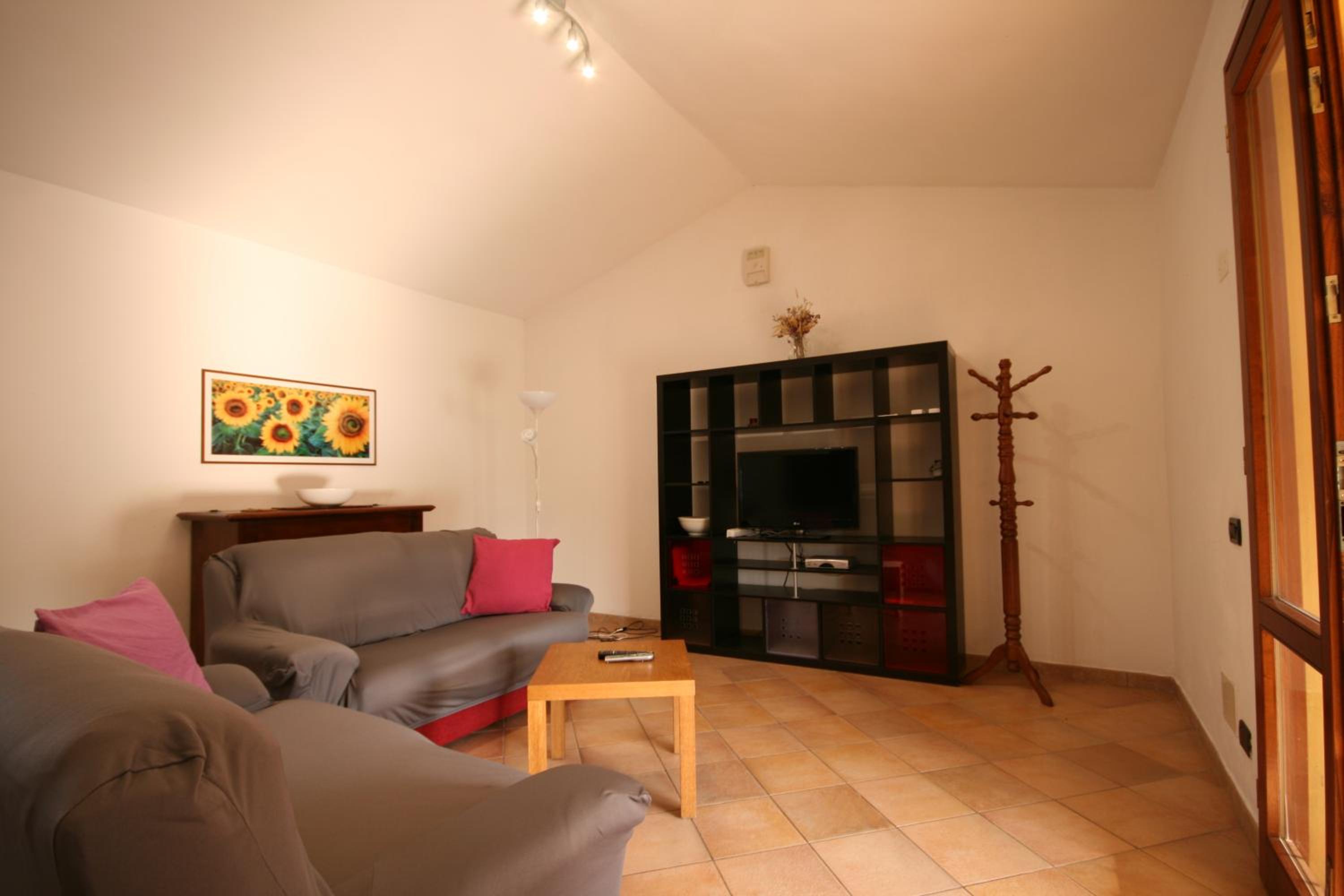 Carlotta Casetta indipendente non distante dal mare photo 3