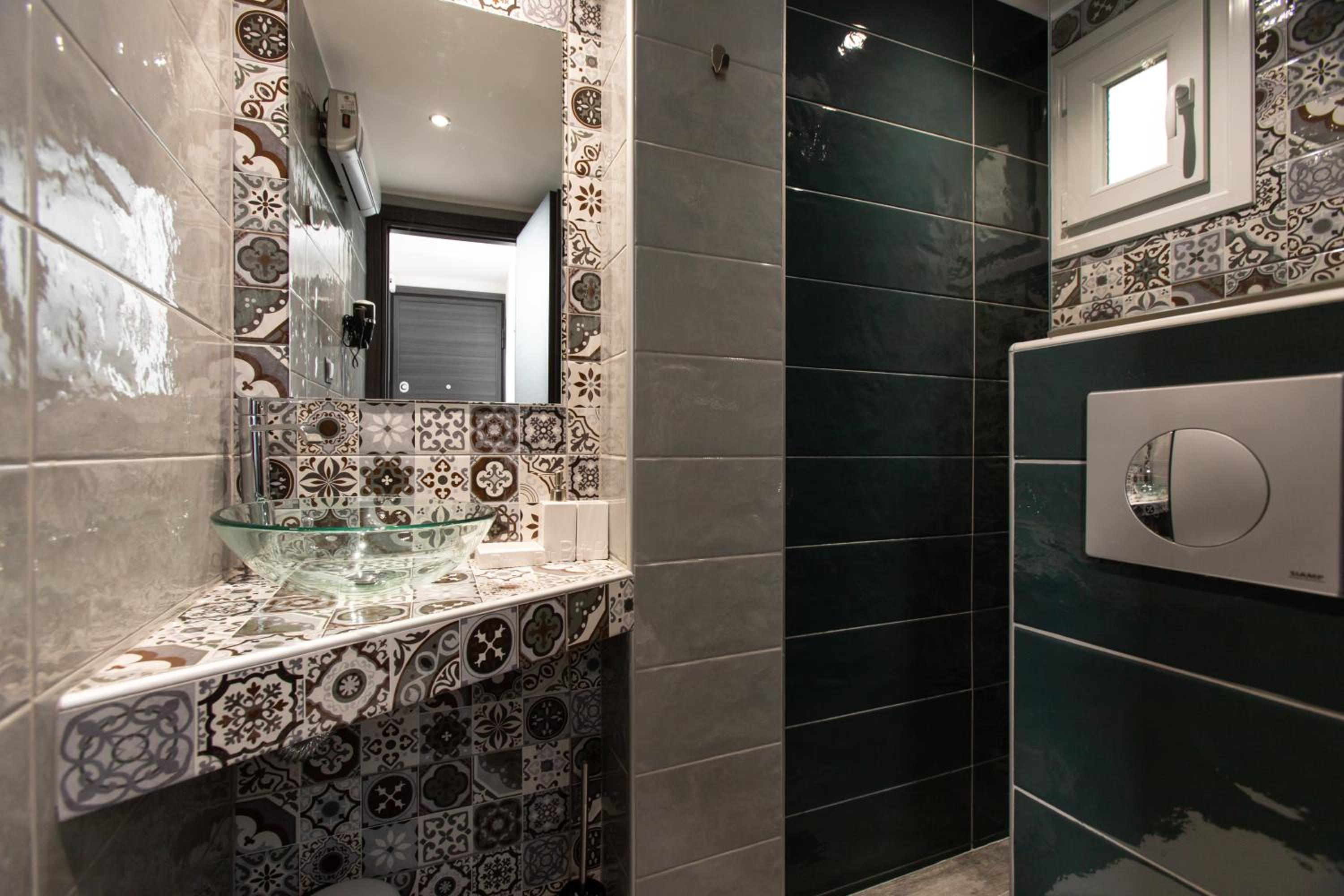 Downtown Luxury Boutique Suites : the red suite view 2