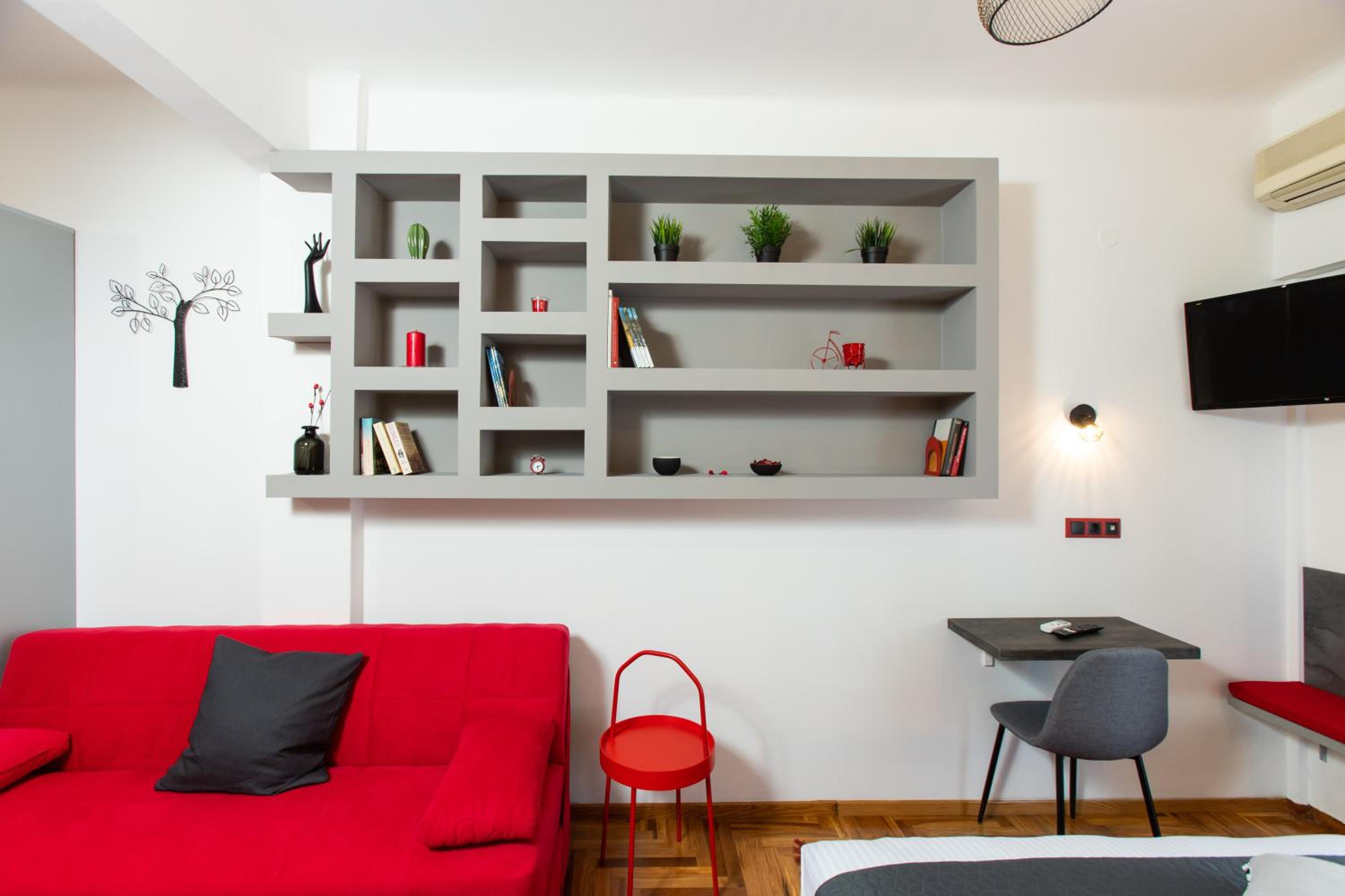 Downtown Luxury Boutique Suites : the red suite view 5