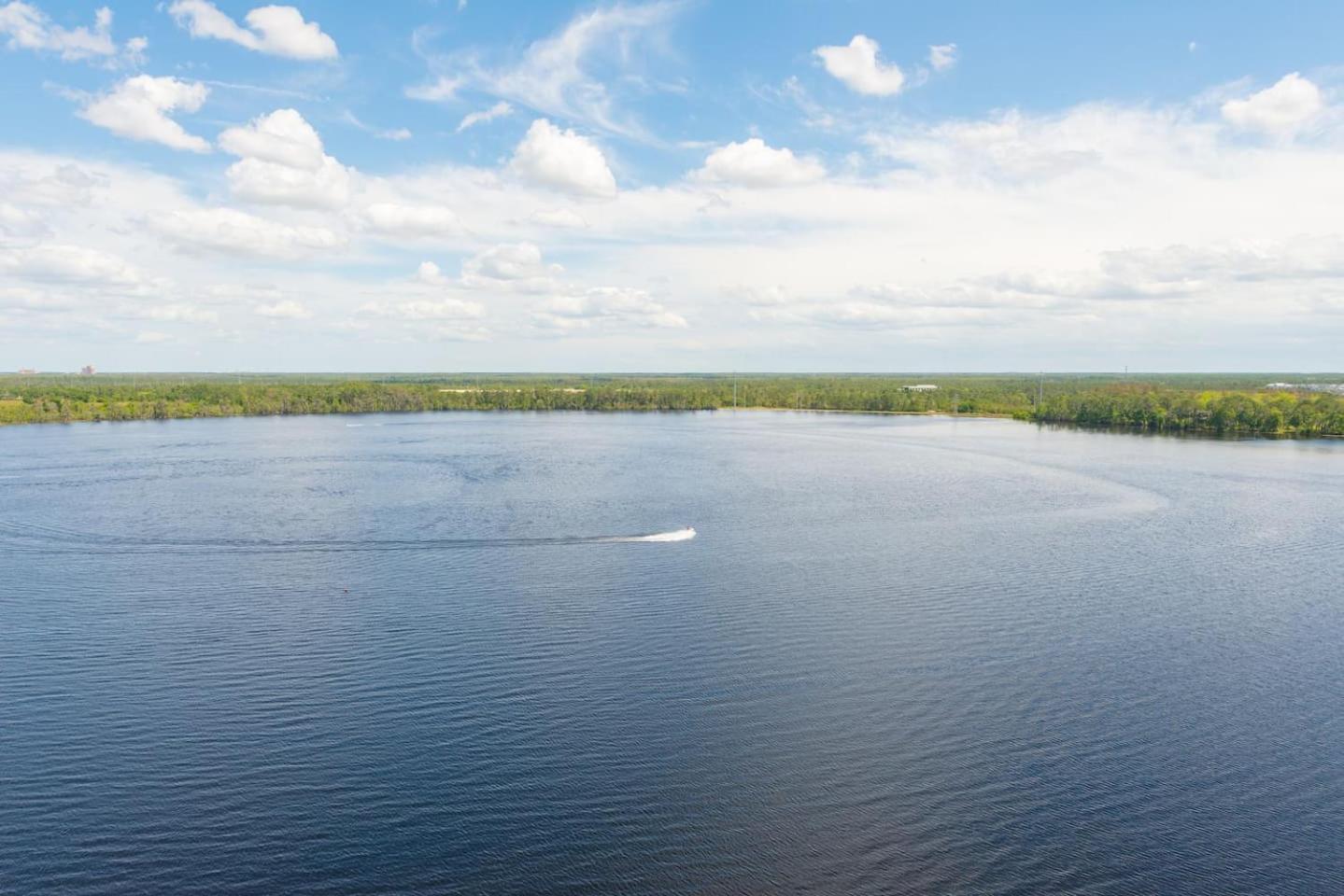 Beautiful Apartment close to Disney, fully equipped Amazing lake views