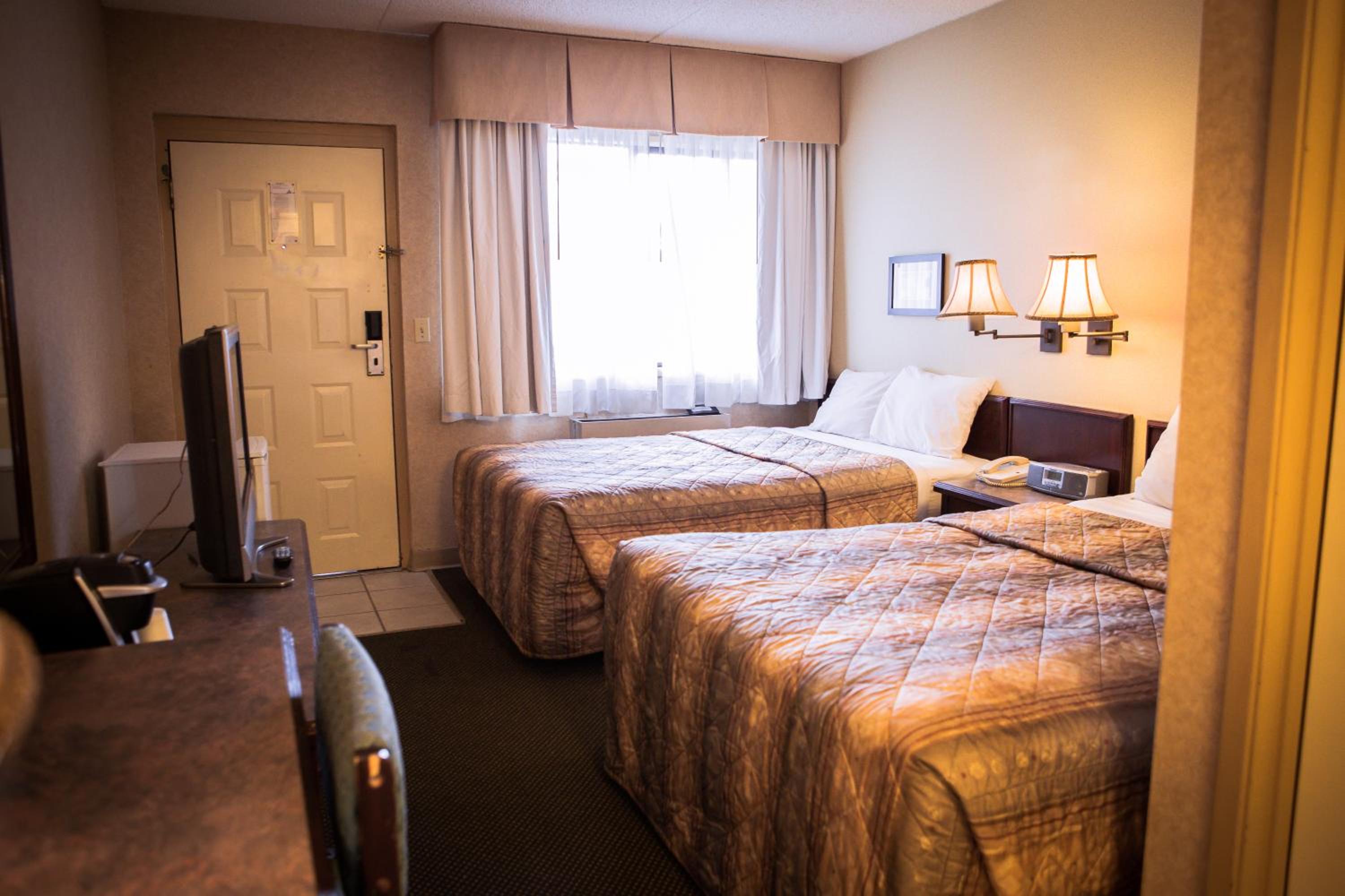 Langley Vacations - Langley Hwy Hotel - Property Image 2