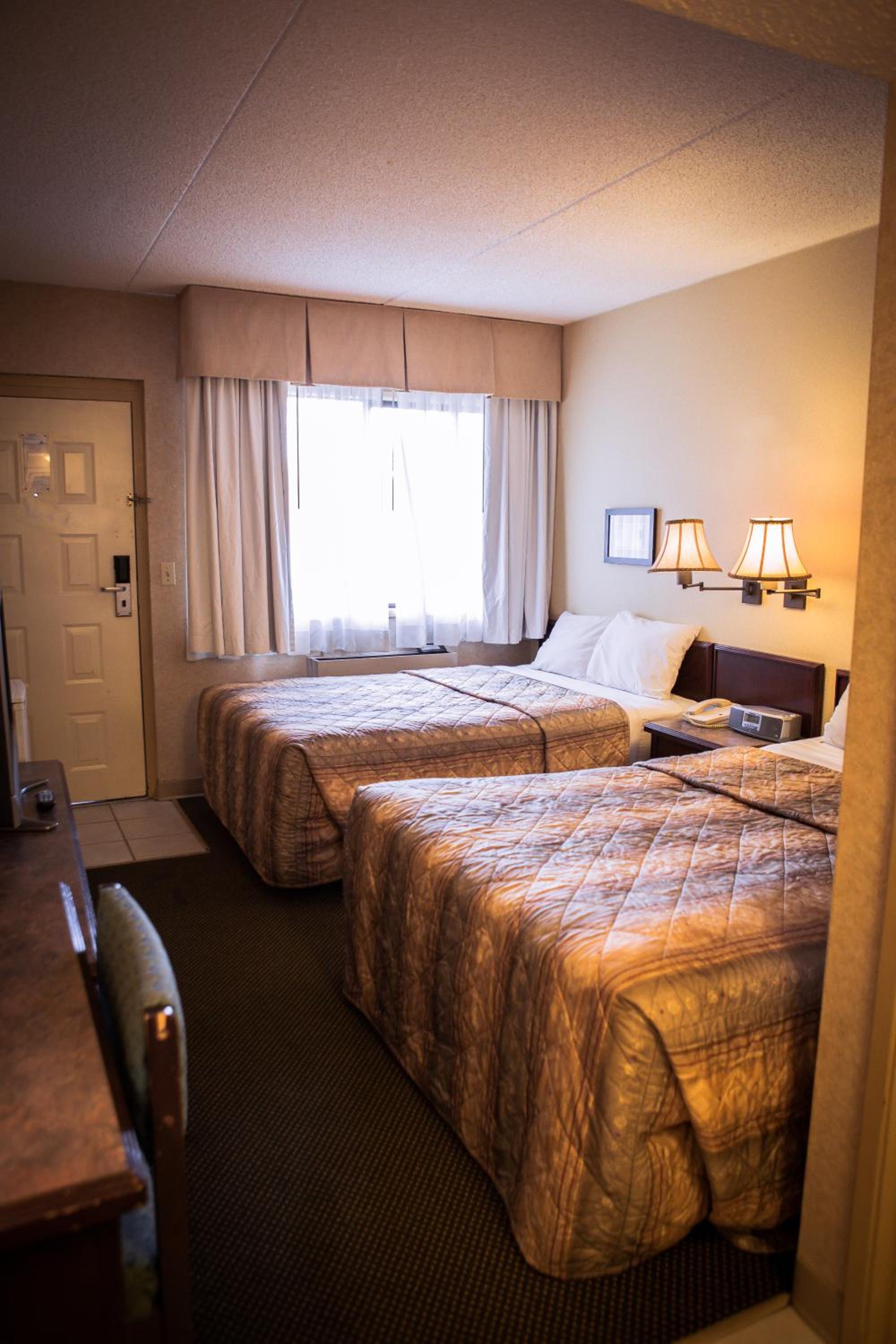 Langley Vacations - Langley Hwy Hotel - Property Image 1