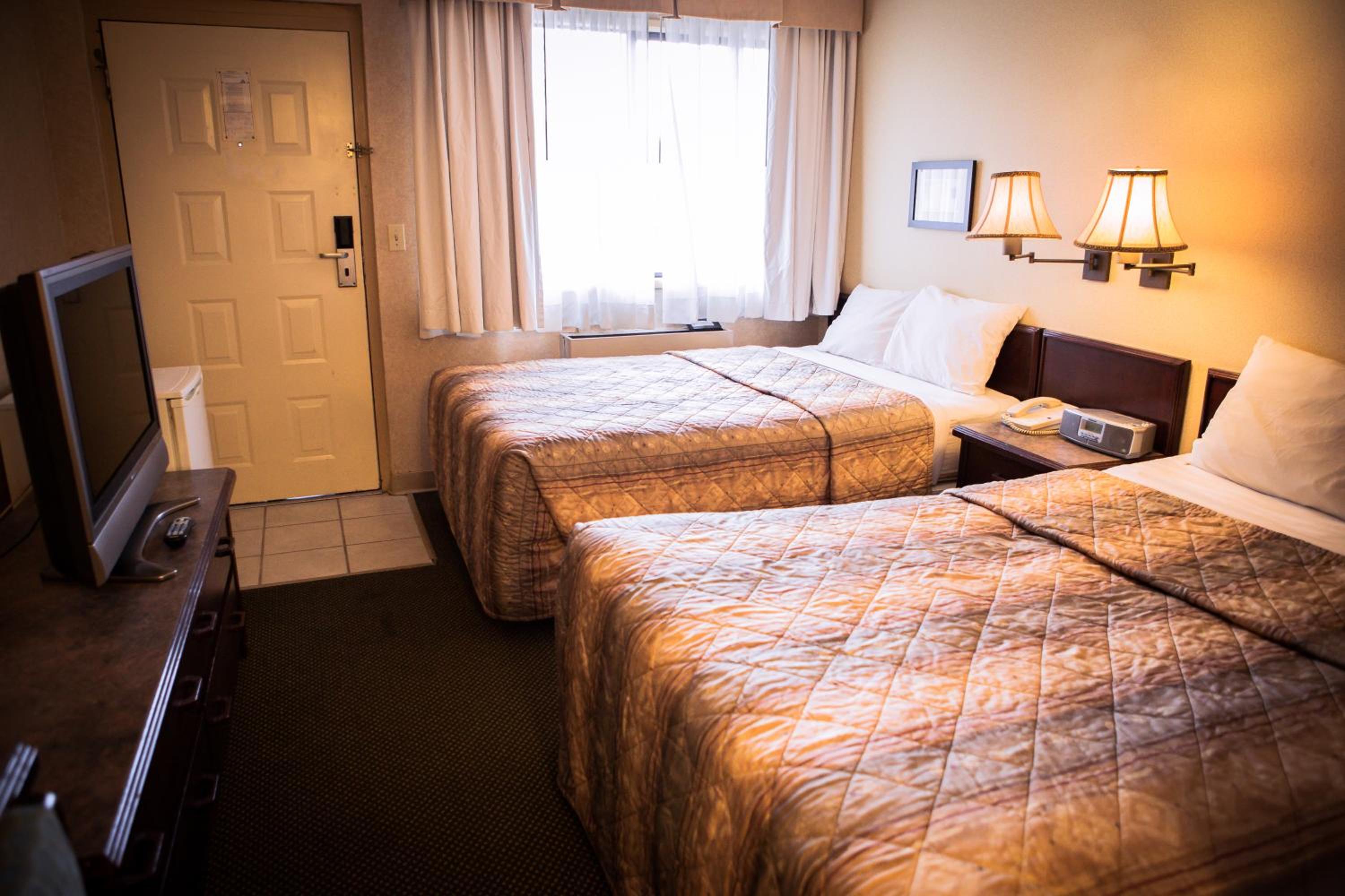 Langley Vacations - Langley Hwy Hotel - Property Image 11