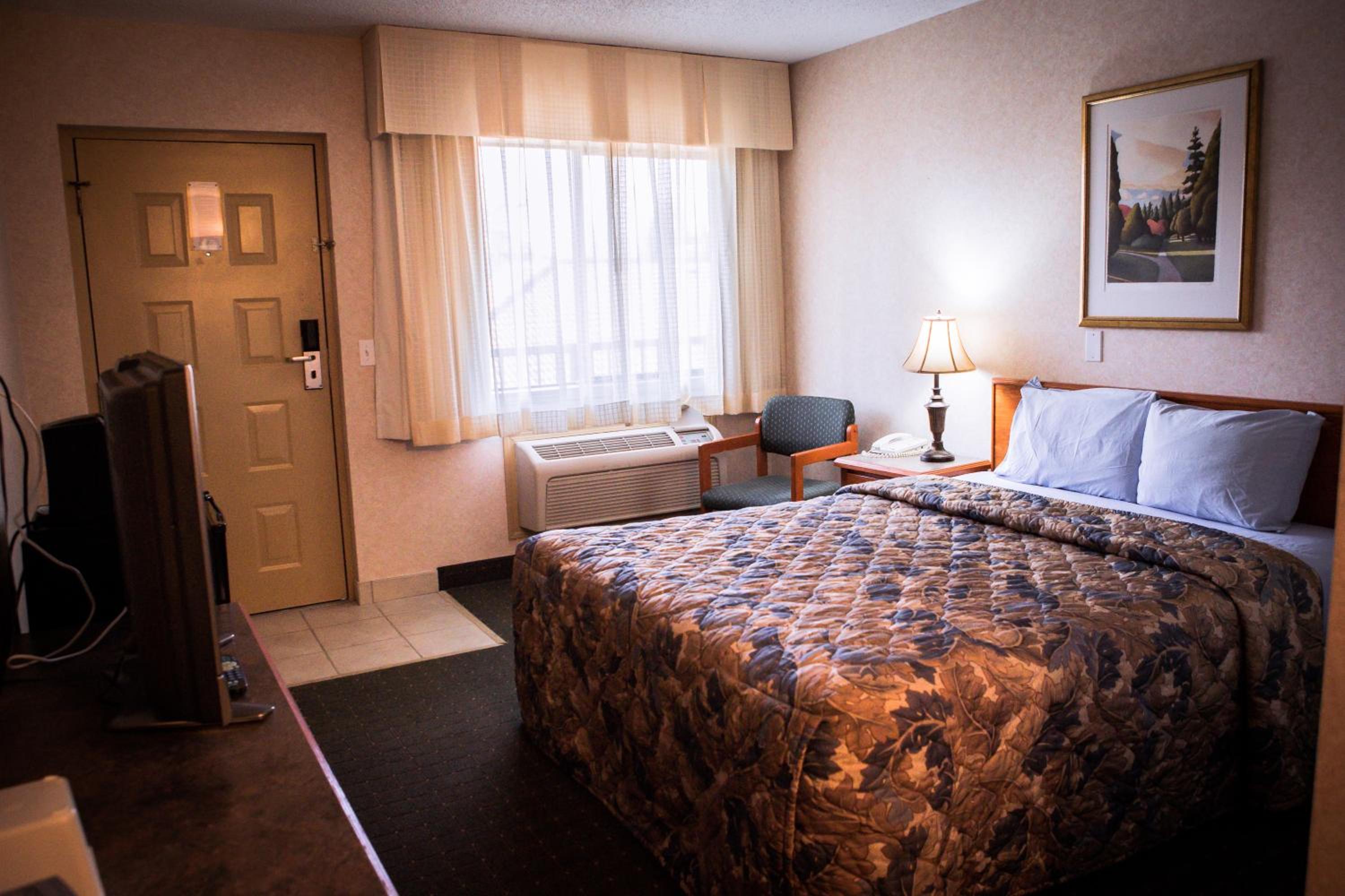 Langley Vacations - Langley Hwy Hotel - Property Image 4