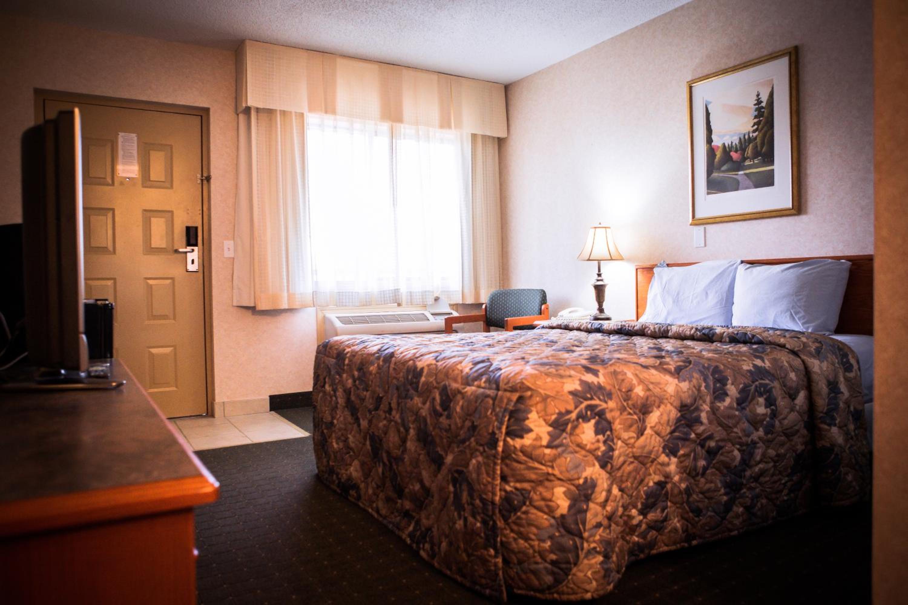 Langley Vacations - Langley Hwy Hotel - Property Image 1