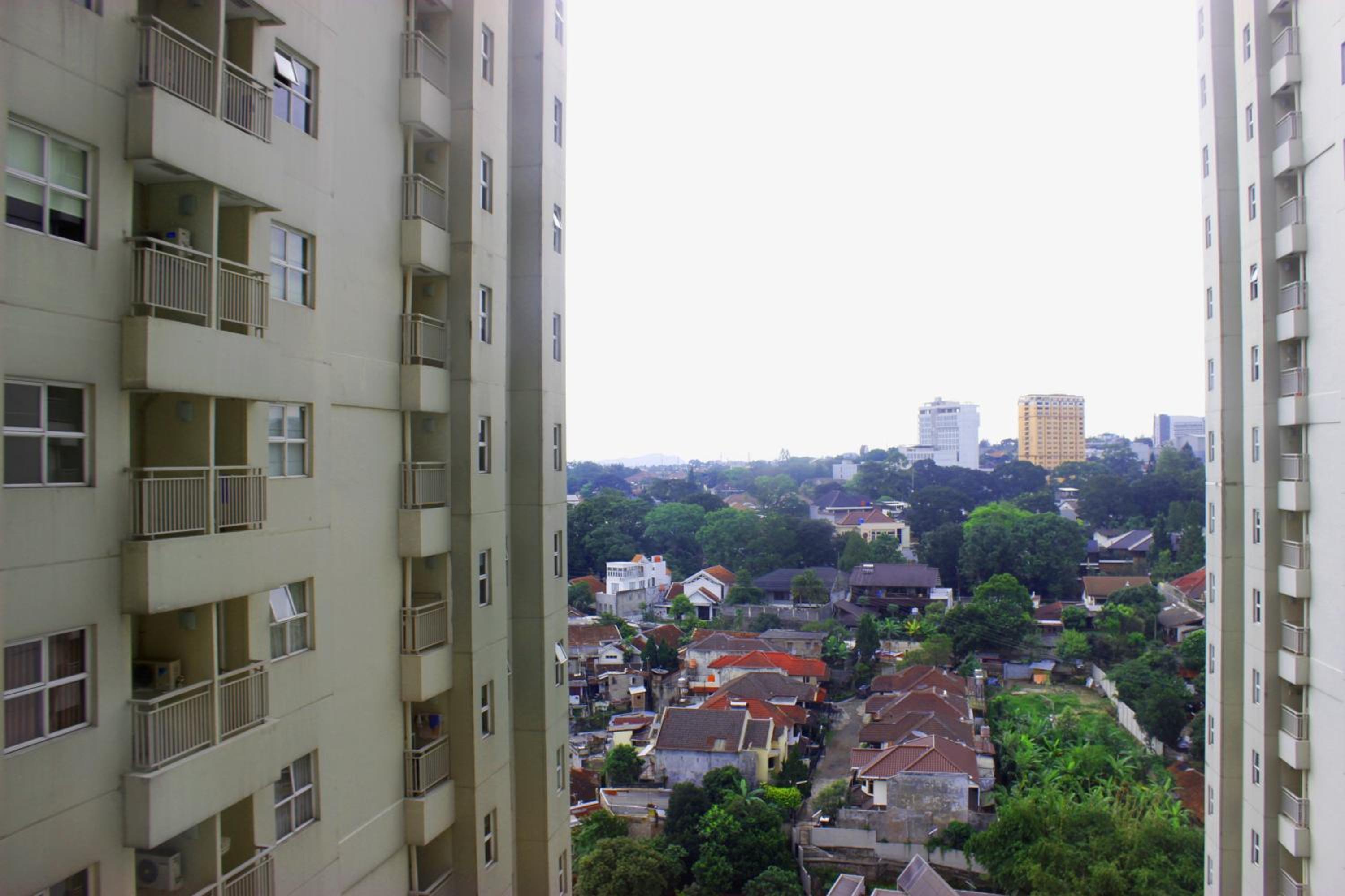 Fabulous 1BR Apartment Parahyangan Residence By Travelio