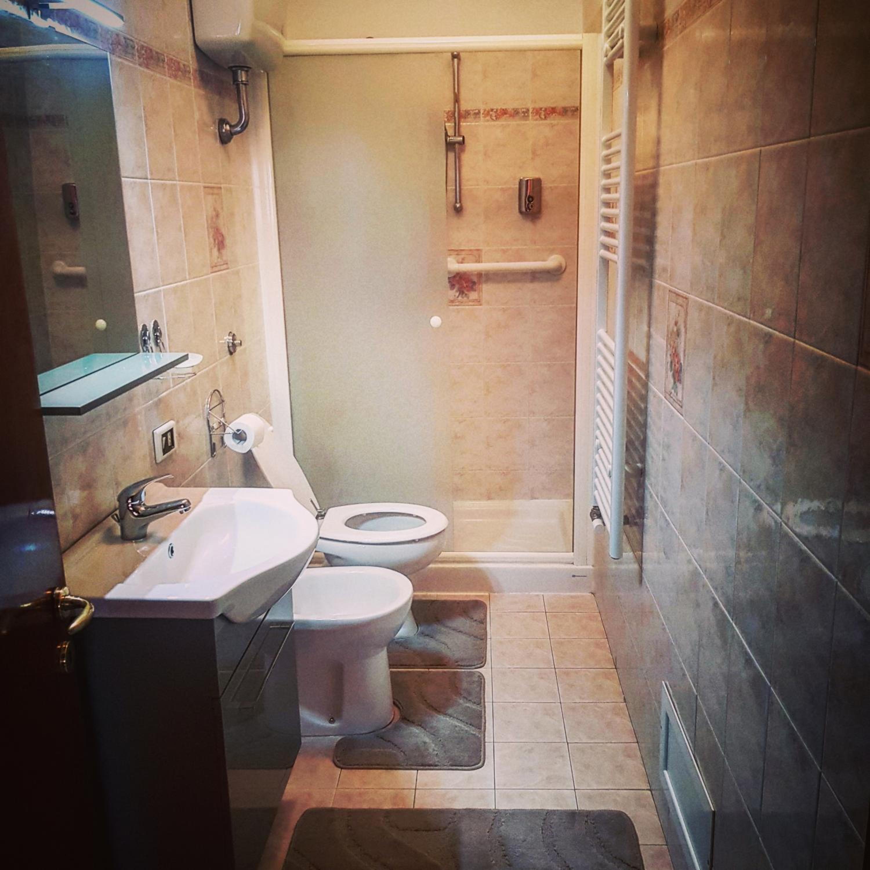 Central Isernia en Isernia — bathroom