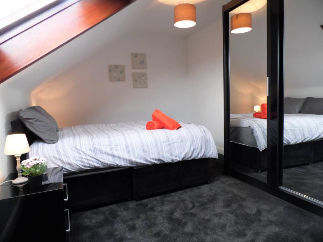 4 Bed Apartment, Paisley - Near GLA Airport view 4