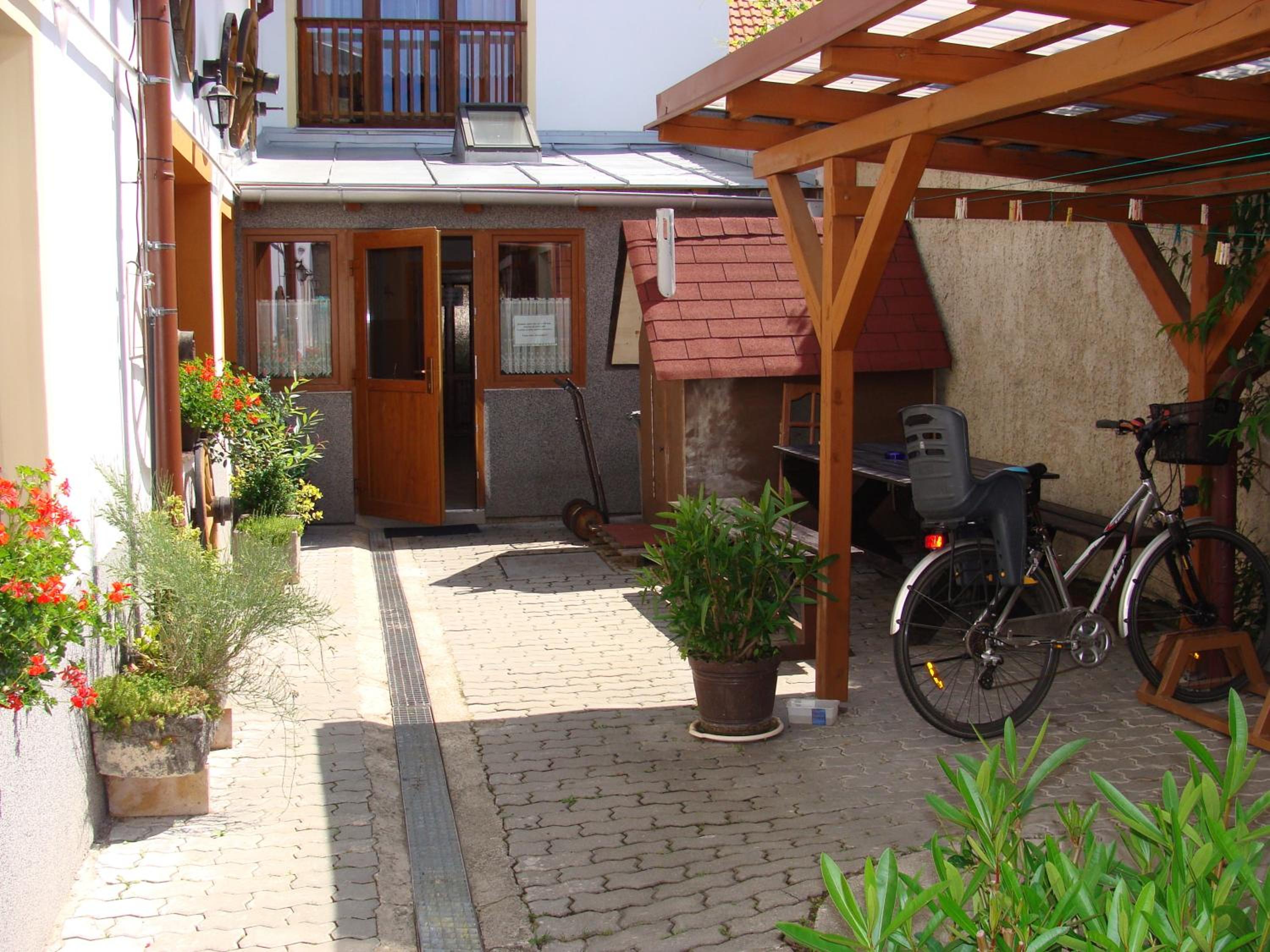 Photo 10